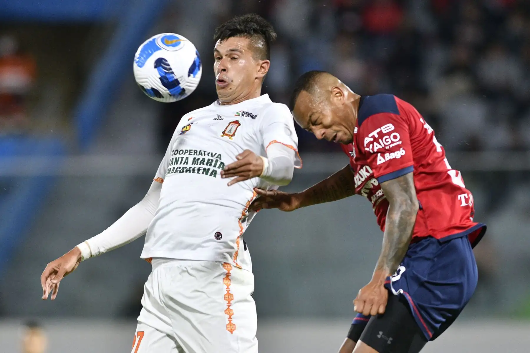 Ayacucho Othoniel Arce de Perú y Jorge Wilstermann Edemir Rodríguez de Bolivia compiten por el balón durante el partido de fútbol de ida de la fase de grupos de la Copa Sudamericana, en el estadio Félix Capriles de Cochabamba, Bolivia. Foto: AFP