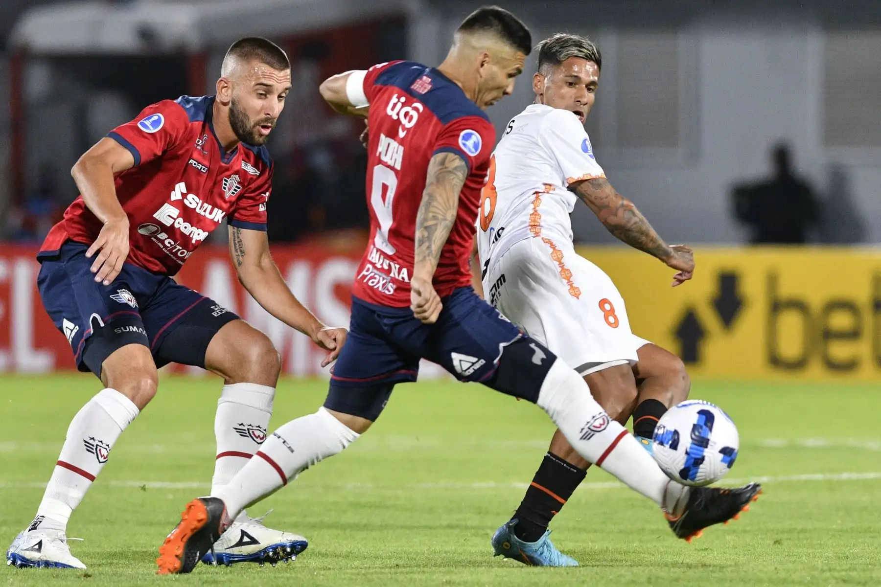 El ayacucho Eric Barrios de Perú y el argentino Jorge Wilstermann de Bolivia Cristian Chavez, compiten por el balón durante el partido de ida de la fase de grupos de la Copa Sudamericana, en el estadio Félix Capriles de Cochabamba, Bolivia. Foto: AFP