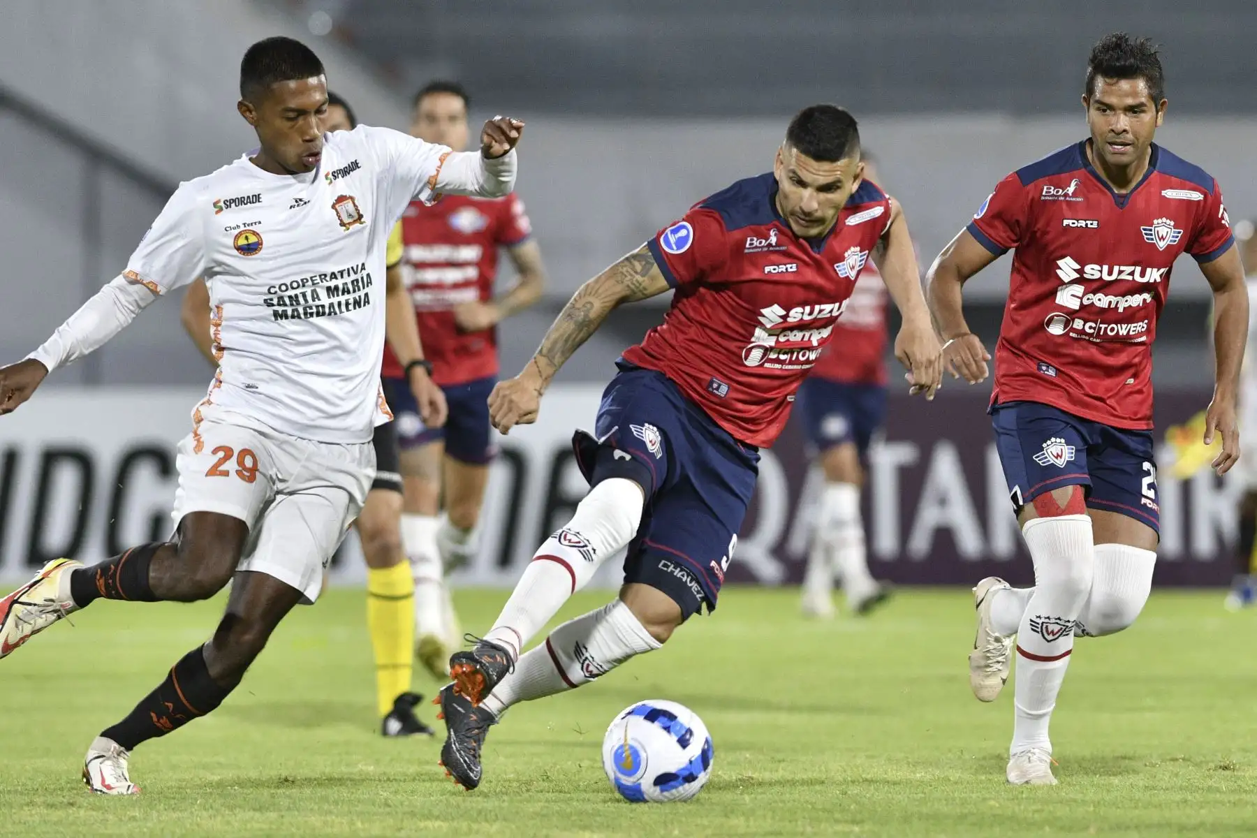 El ayacucho Emmanuel Paucar de Perú y el argentino Jorge Wilstermann de Bolivia Cristian Chavez, compiten por el balón durante el partido de ida de la fase de grupos de la Copa Sudamericana, en el estadio Félix Capriles de Cochabamba, Bolivia. Foto: AFP