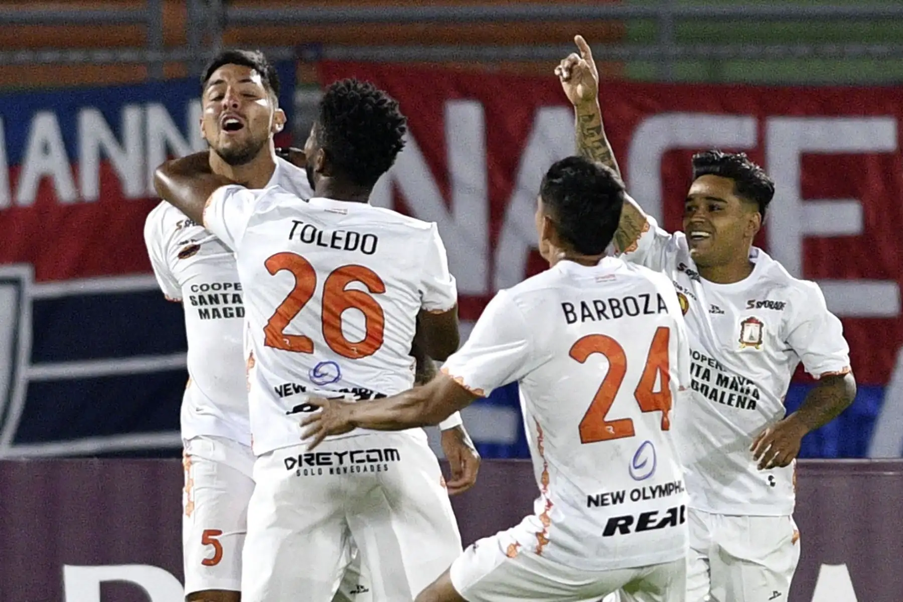 El ayacucho Francisco Duclos de Perú celebra con sus compañeros de equipo después de marcar un gol contra Jorge Wilstermann de Bolivia durante su partido de fútbol de ida de la fase de grupos de la Copa Sudamericana en el Estadio Félix Capriles en Cochabamba, Bolivia. Foto: AFP