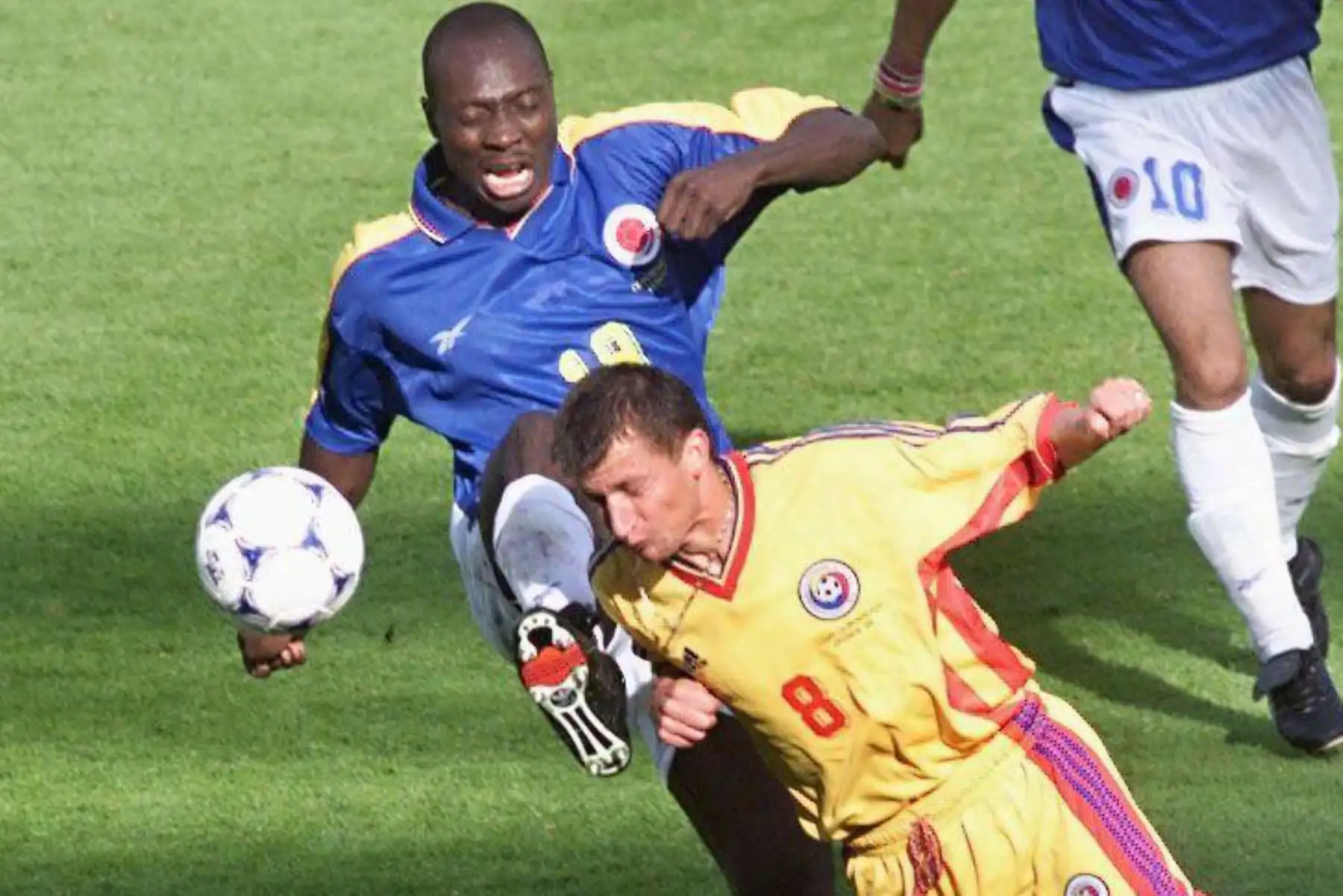El jugador rumano Dorinel Munteanu  es desafiado por el colombiano Freddy Rincon durante su partido de primera ronda del grupo G de la 16ª Copa Mundial de Fútbol en el Estadio Gerland en Lyon, centro de Francia. Foto: AFP El jugador rumano Dorinel Munteanu  es desafiado por el colombiano Freddy Rincon durante su partido de primera ronda del grupo G de la 16ª Copa Mundial de Fútbol en el Estadio Gerland en Lyon, centro de Francia. Foto: AFP