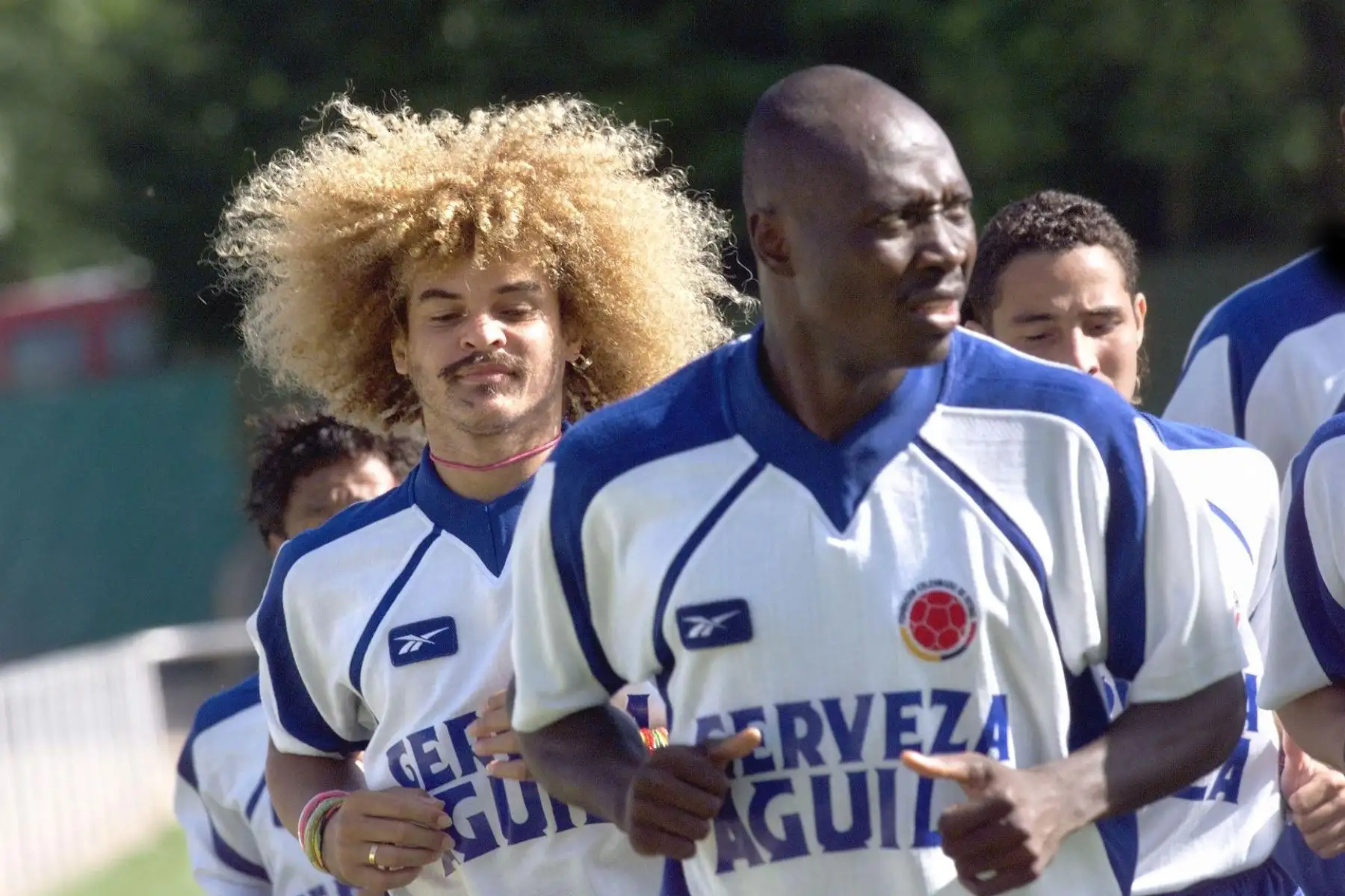 Las estrellas del equipo colombiano, Carlos Valderrama  y Freddy Rincon trotan durante el entrenamiento con sus compañeros de equipo el 09 de junio en La Tour du Pin, donde el equipo colombiano se prepara para la Copa del Mundo. Foto: AFP Las estrellas del equipo colombiano, Carlos Valderrama  y Freddy Rincon trotan durante el entrenamiento con sus compañeros de equipo el 09 de junio en La Tour du Pin, donde el equipo colombiano se prepara para la Copa del Mundo. Foto: AFP