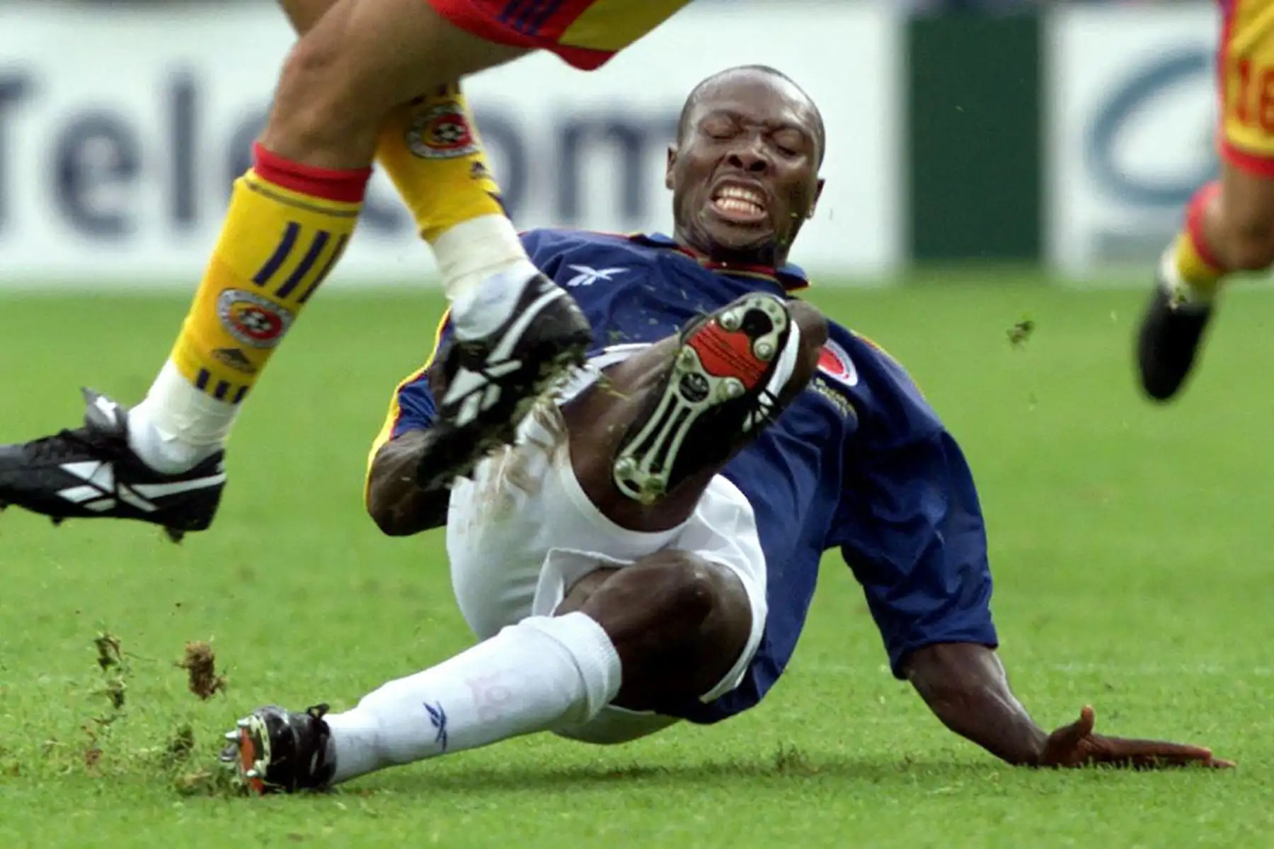 En esta foto de archivo tomada el 15 de junio de 1998, el jugador rumano Iulian Filipescu es desafiado por Freddy Rincon de Colombia durante su partido de fútbol del Grupo G de la Copa Mundial de la FIFA Francia 1998. Foto: AFP En esta foto de archivo tomada el 15 de junio de 1998, el jugador rumano Iulian Filipescu es desafiado por Freddy Rincon de Colombia durante su partido de fútbol del Grupo G de la Copa Mundial de la FIFA Francia 1998. Foto: AFP