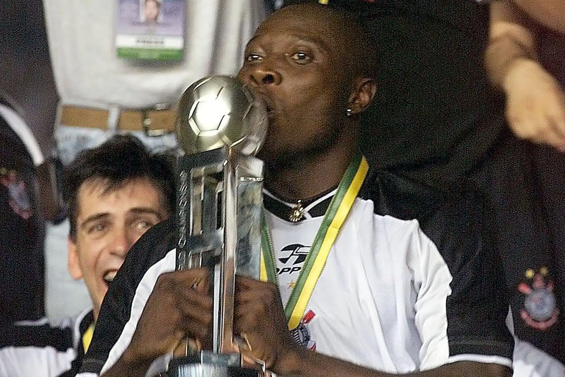 Foto de archivo tomada el 14 de enero de 2000, el jugador colombiano del Corinthians, Freddy Rincón, besa el trofeo del ganador después de derrotar al Vasco da Gama 4-3 en la final de fútbol del Campeonato Mundial de Clubes en el estadio Maracaná de Río de Janeiro, Brasil. Foto: AFP Foto de archivo tomada el 14 de enero de 2000, el jugador colombiano del Corinthians, Freddy Rincón, besa el trofeo del ganador después de derrotar al Vasco da Gama 4-3 en la final de fútbol del Campeonato Mundial de Clubes en el estadio Maracaná de Río de Janeiro, Brasil. Foto: AFP