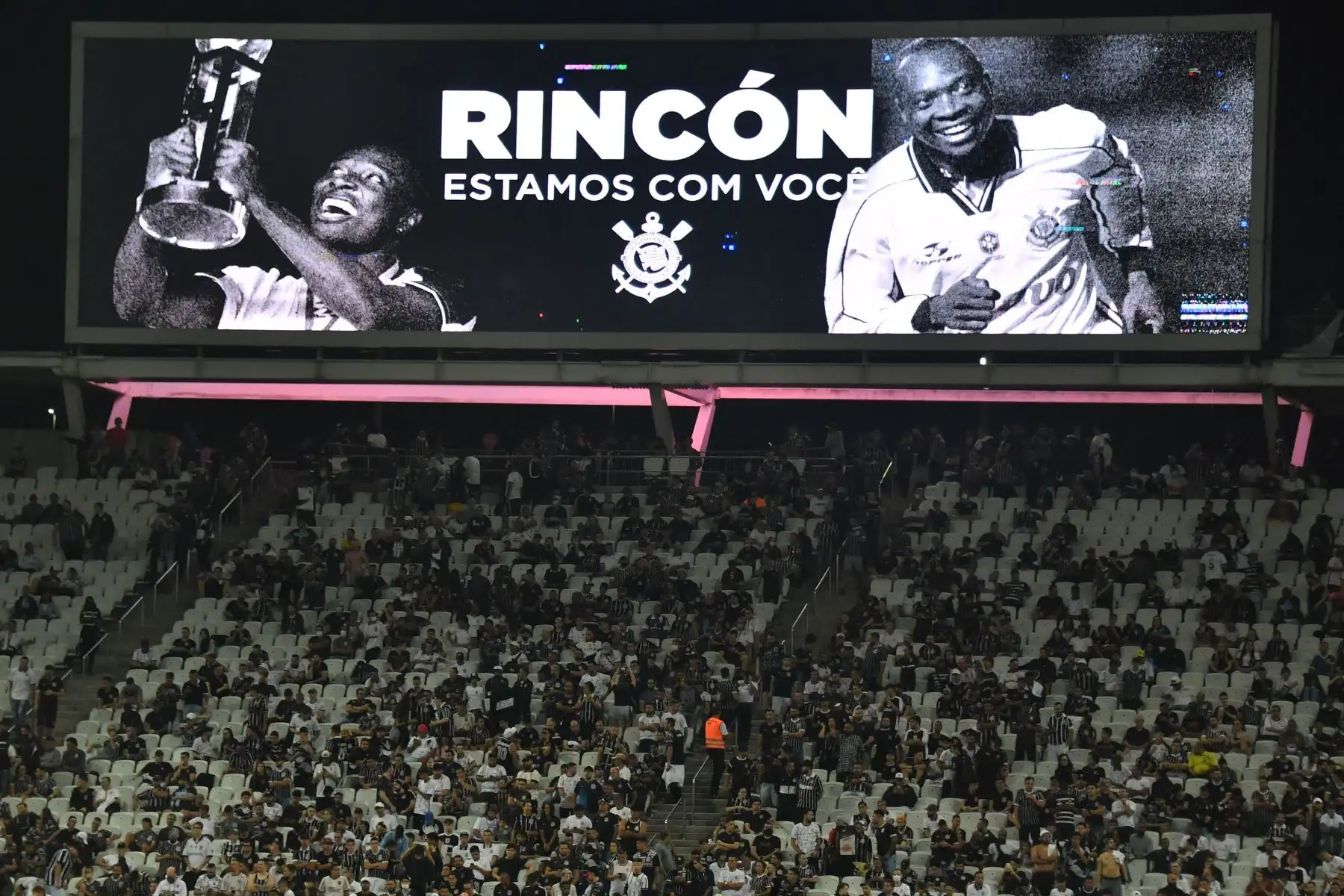 Una pantalla proyecta una imagen del ex mediocampista colombiano Freddy Rincón leyendo "Rincón Estamos Contigo" durante el partido de ida de la fase de grupos de la Copa Libertadores entre el Corinthians de Brasil y el Deportivo Cali de Colombia en el Corintios Arena en Sao Paulo, Brasil. Foto. AFP Una pantalla proyecta una imagen del ex mediocampista colombiano Freddy Rincón leyendo "Rincón Estamos Contigo" durante el partido de ida de la fase de grupos de la Copa Libertadores entre el Corinthians de Brasil y el Deportivo Cali de Colombia en el Corintios Arena en Sao Paulo, Brasil. Foto. AFP
