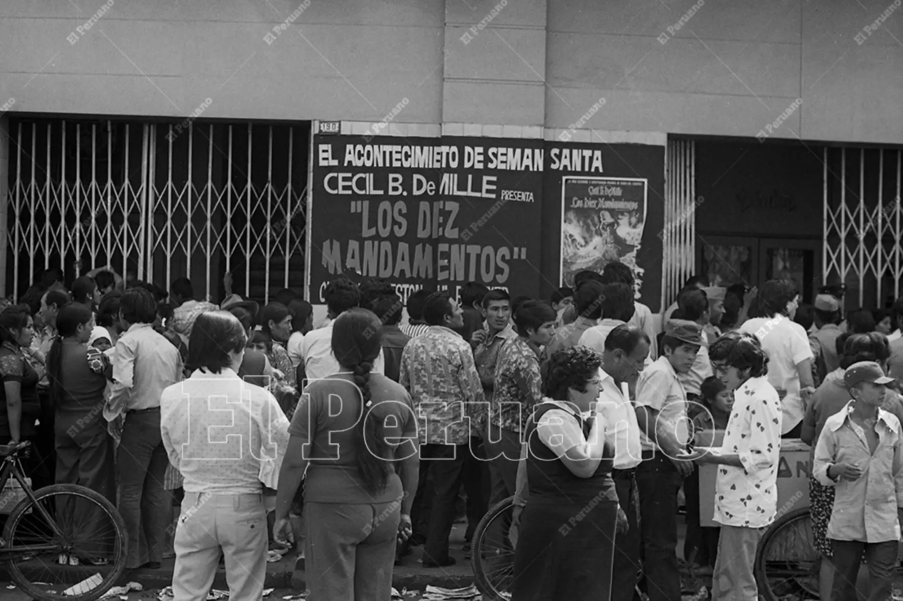 Lima - 28 marzo 1975 / En Viernes Santo decenas de personas forman colas en el cine Beverly para ver la película "Los diez mandamientos". Foto: Archivo Histórico de El Peruano