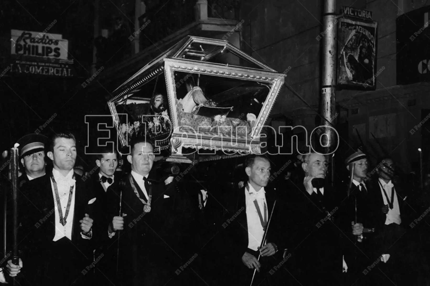 Arequipa - 19 abril 1954 / Procesión del Santo Sepulcro llevado en hombros por autoridades civiles y militares y seguidos por multitud de fieles en Semana Santa. Foto: Archivo Histórico de El Peruano