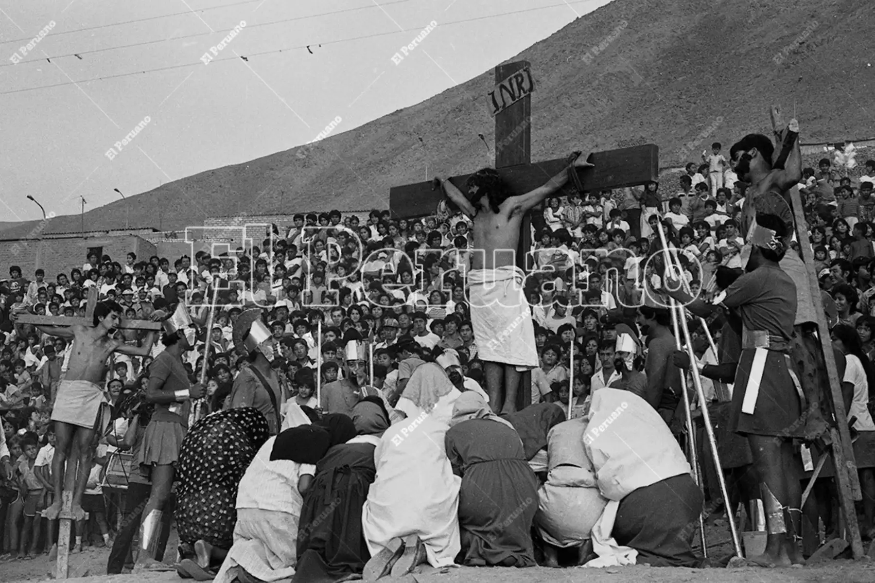 Lima - 5 abril 1985 / Escenificación del vía crucis en Comas. Foto: Archivo Histórico de El Peruano / Leoncio Mariscal