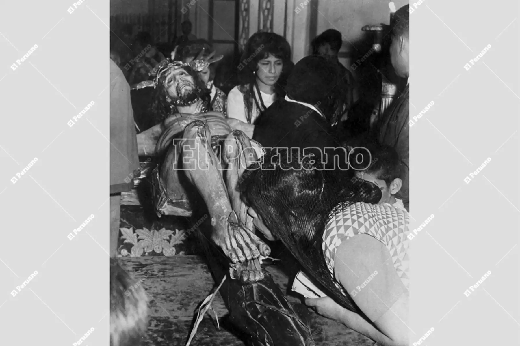 Lima - 8 abril 1966 / Lima católica celebró Semana Santa. La tradicional cristiandad del pueblo limeño se hizo presente en los actos litúrgicos del Viernes Santo. Todos los templos estuvieron colmados en especial para la adoración de la imagen del Cristo Yacente. Foto: Archivo Histórico de El Peruano