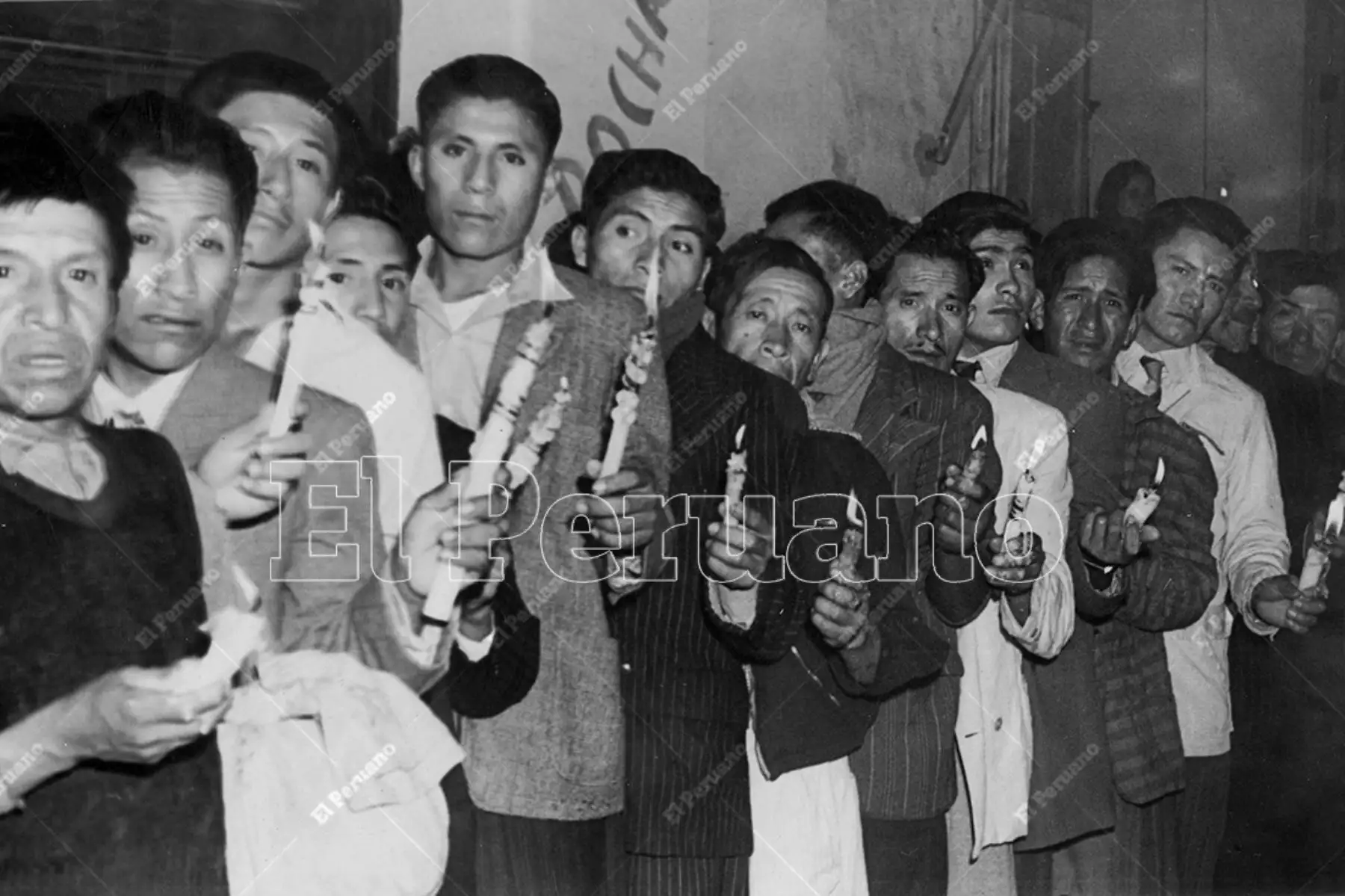 Ica - 22 marzo 1951 - / Los alumbradores. Miles de devotos acompañan con sus velas la procesión nocturna del Señor de Luren en Jueves Santo.  Foto: Archivo Histórico de El Peruano