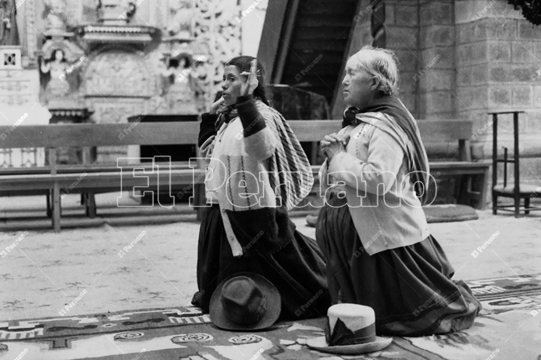 Ayacucho - 29 marzo 1986 / Dos mujeres rezan en una iglesia ayacuchana en Viernes Santo. Foto: Archivo Histórico de El Peruano / Pavel Marrul