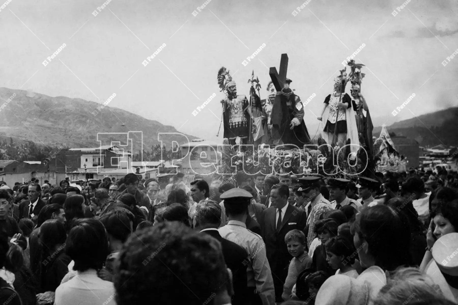 Ancash - 23 marzo 1975 / Tradicional procesión del Señor Nazareno que en Semana Santa recorre las principales calles de Huaraz. Foto: Archivo Histórico de El Peruano