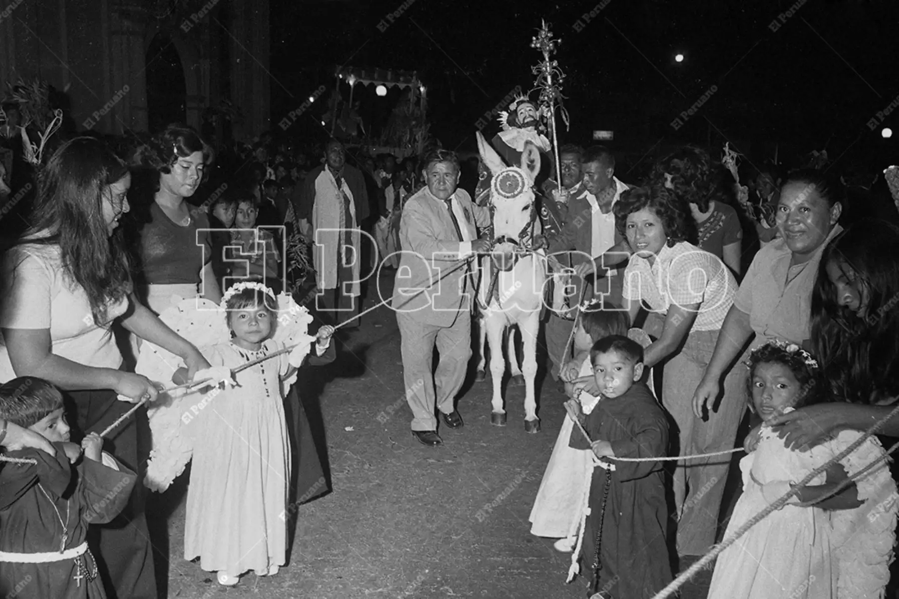 Lima - 3 abril 1977 /  El Domingo de Ramos marcó el inicio de la Semana Santa. En Surco se recordó el ingreso de Jesucristo a Jerusalén. Foto: Archivo Histórico de El Peruano
