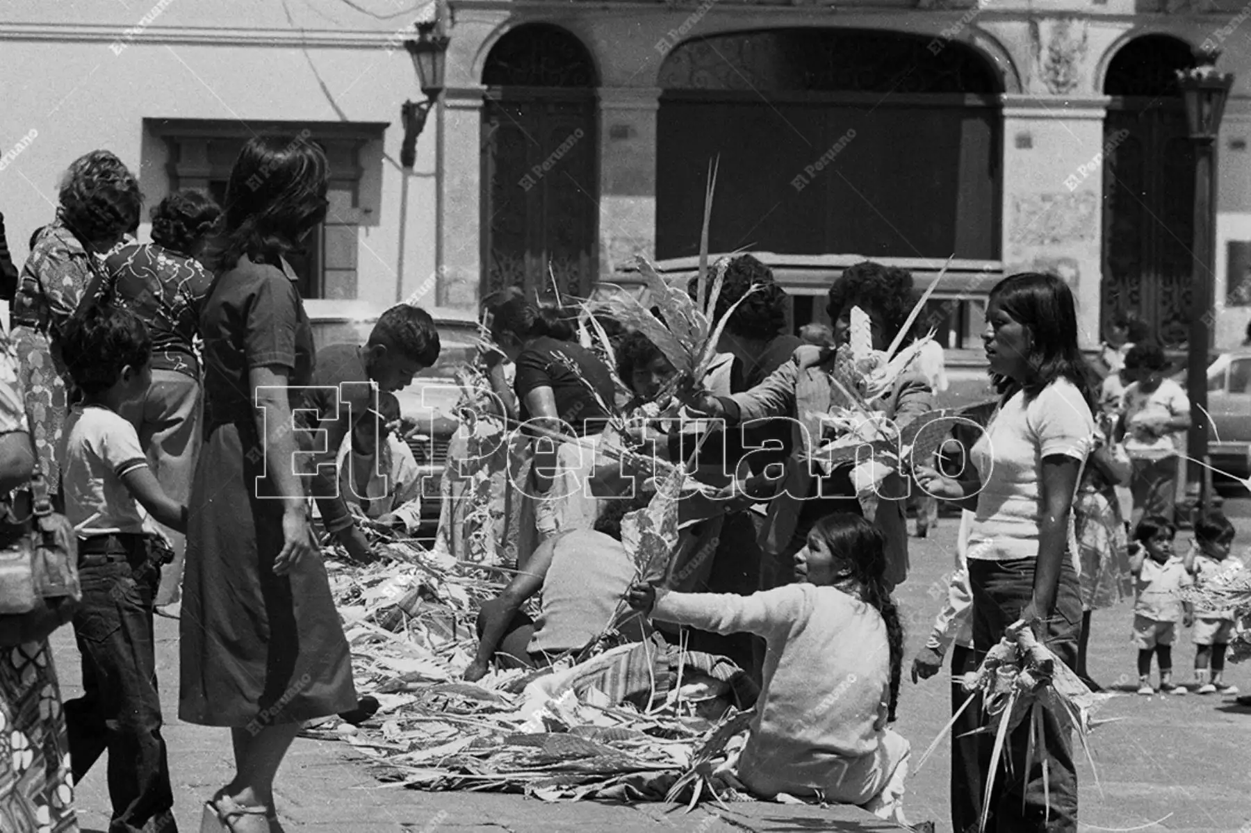 Lima - 8 abril 1978 / Ambulantes ofrecen las tradicionales palmas y ramos de olivo antes de la misa de Domingo de Ramos en la Catedral de Lima. Foto: Archivo Histórico de El Peruano / Rolando Ángeles