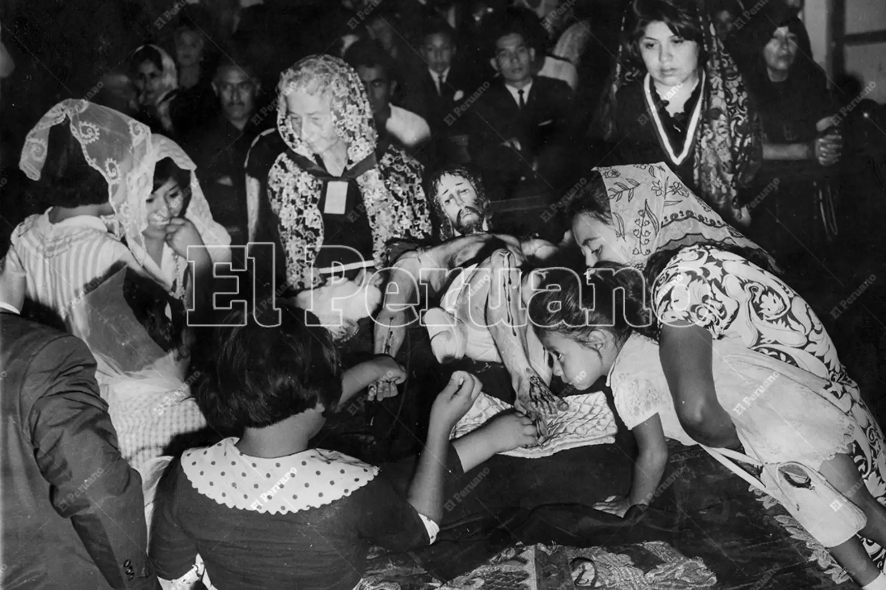 Lima - 8 abril 1966 / Lima católica celebró Semana Santa. La tradicional cristiandad del pueblo limeño se hizo presente en los actos litúrgicos del Viernes Santo. Todos los templos estuvieron colmados en especial para la adoración de la imagen del Cristo Yacente. Foto: Archivo Histórico de El Peruano