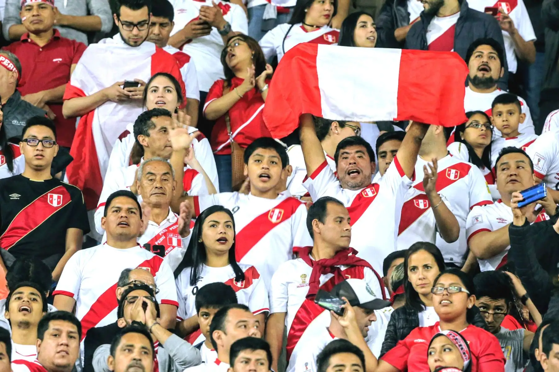 La hinchada peruana, catalogada como la mejor del mundo, aguarda en las graderías del Estadio Nacional, el inicio del partido de nuestra selección contra su similar ecuatoriano. Foto: ANDINA/Luis Iparraguirre