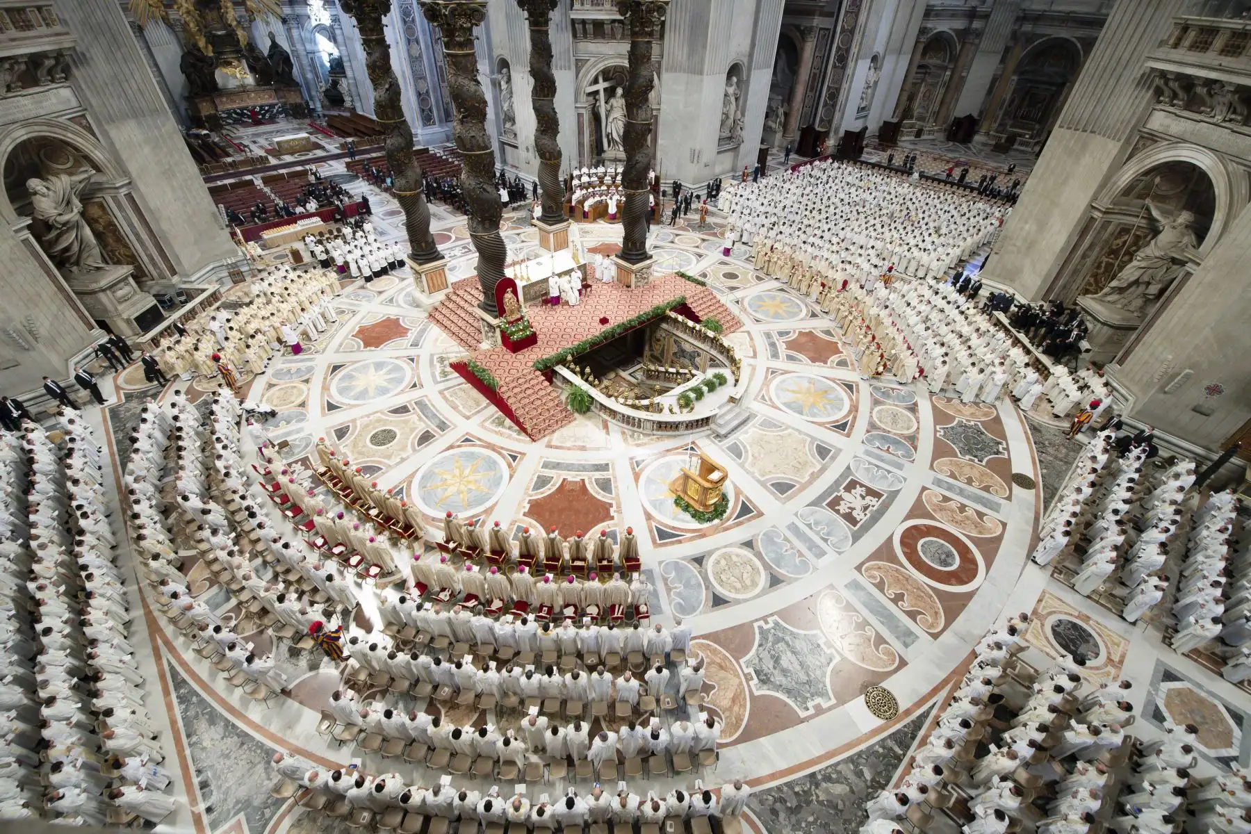 Vista general de algunos de los 1.800 sacerdotes que asisten a la misa del Santo Crisma del Papa Francisco en la Basílica de San Pedro en el Vaticano. Foto: AFP