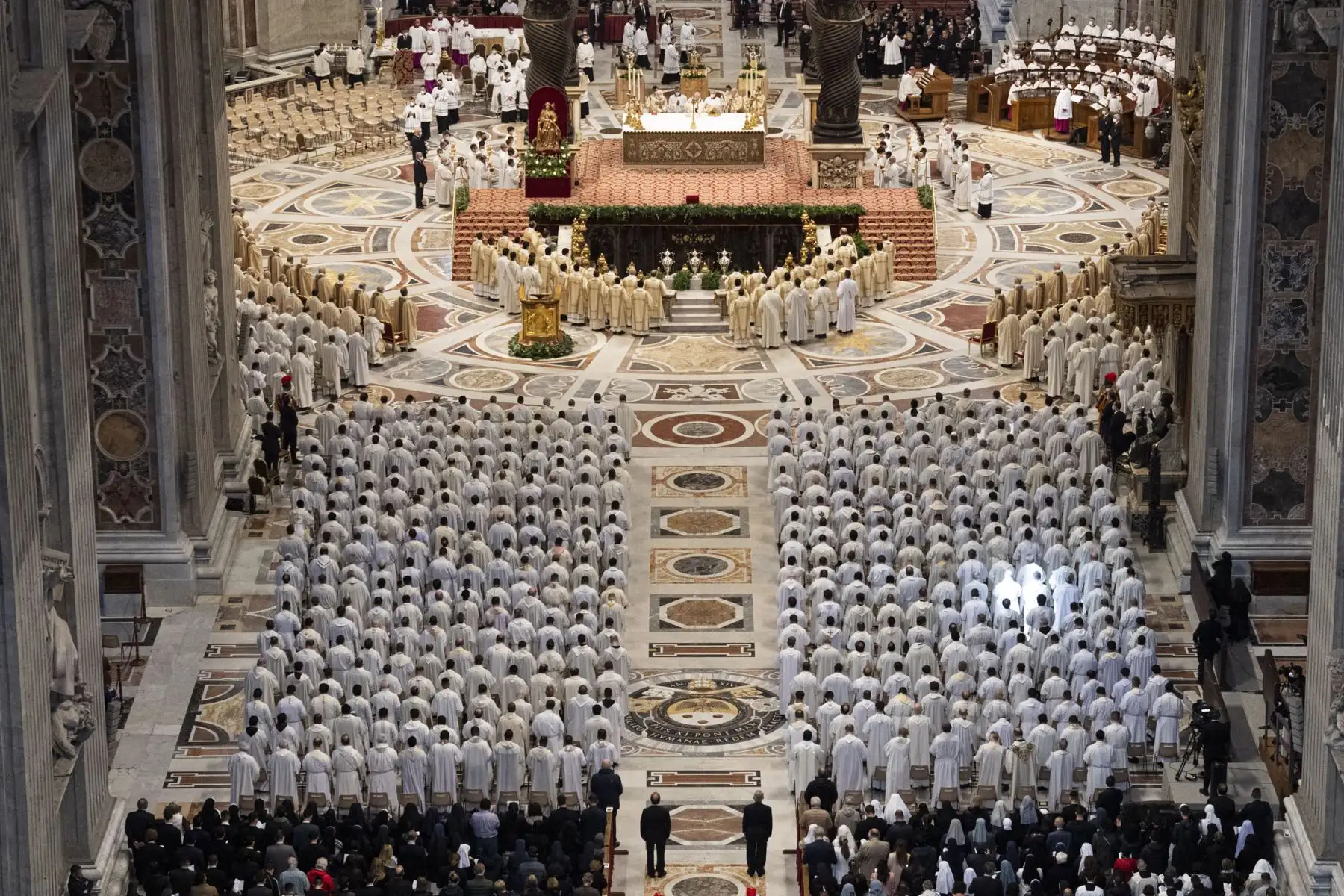 Vista general de algunos de los 1.800 sacerdotes que asisten a la misa del Santo Crisma del Papa Francisco en la Basílica de San Pedro en el Vaticano. Foto: AFP