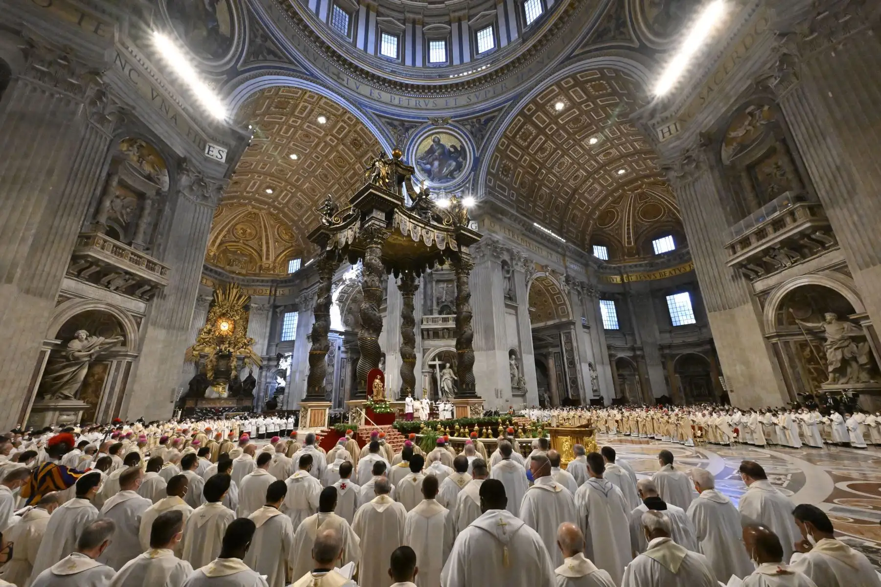 El papa Francisco celebró hoy la misa Crismal con la que se abre el llamado Triduo pascual y comienzan los ritos de la Semana Santa, que vuelve a la normalidad tras los dos años y en su homilía advirtió a los sacerdotes de los "ídolos escondidos" como la mundanidad, el funcionalismo o el caer en las estadísticas. Foto: AFP