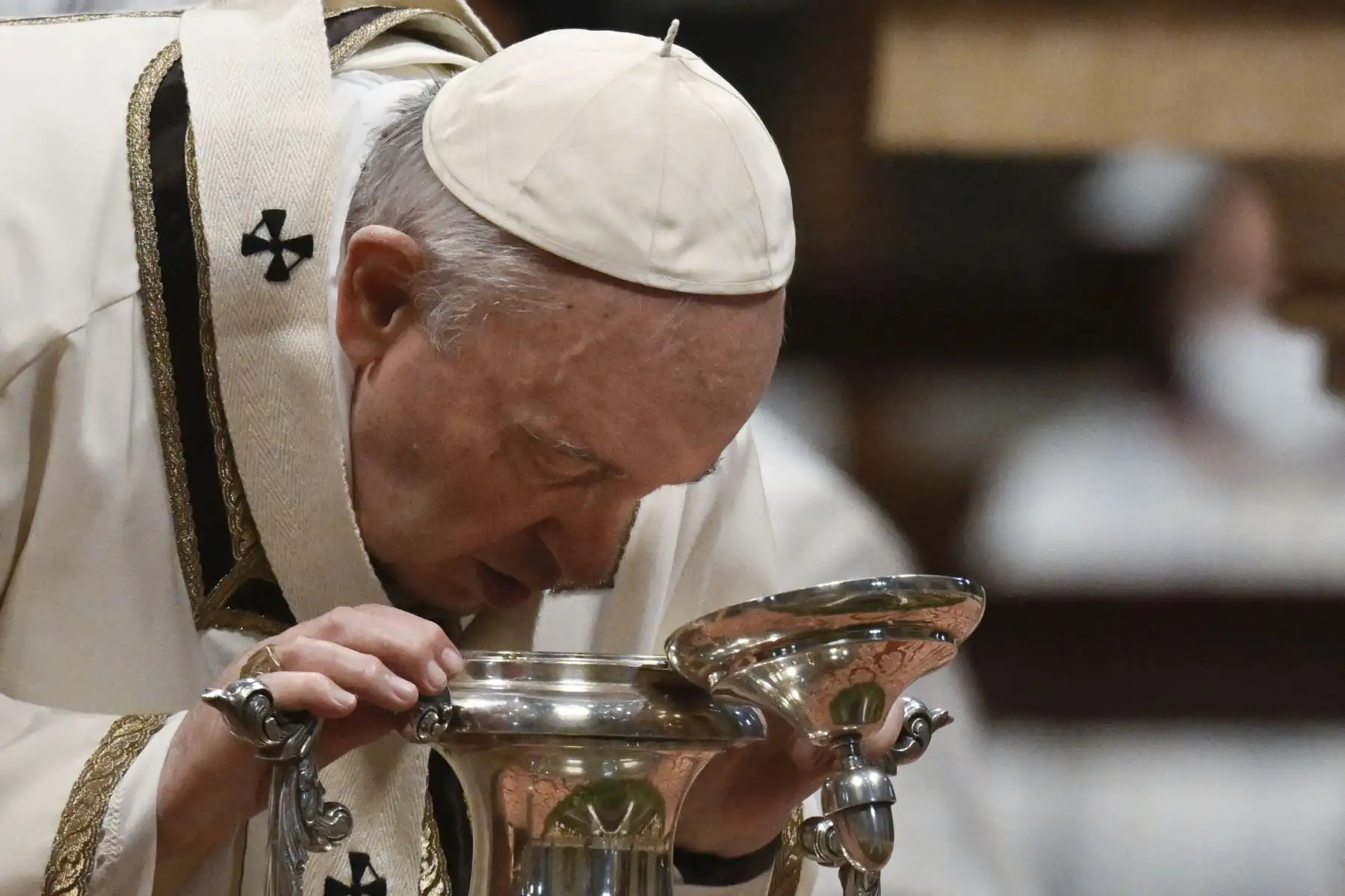 El papa Francisco celebró hoy la misa Crismal con la que se abre el llamado Triduo pascual y comienzan los ritos de la Semana Santa, que vuelve a la normalidad tras los dos años y en su homilía advirtió a los sacerdotes de los "ídolos escondidos" como la mundanidad, el funcionalismo o el caer en las estadísticas. Foto: AFP