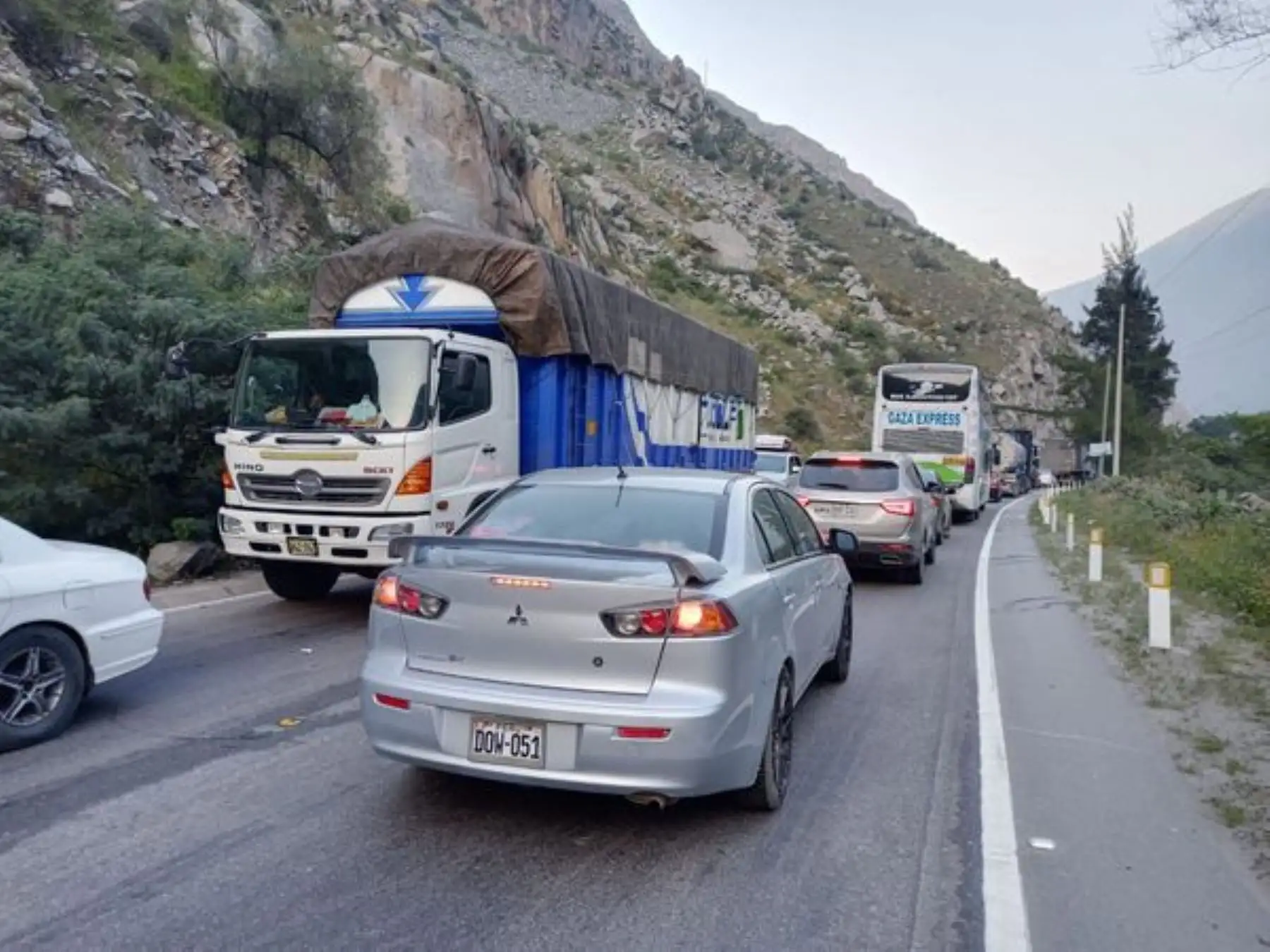 Autoridades dispusieron el cierre de la Carretera Central desde Corcona, debido a la caída de rocas y tierra en el km 53, en Tornamesa.  Foto: INTERNET/Medios