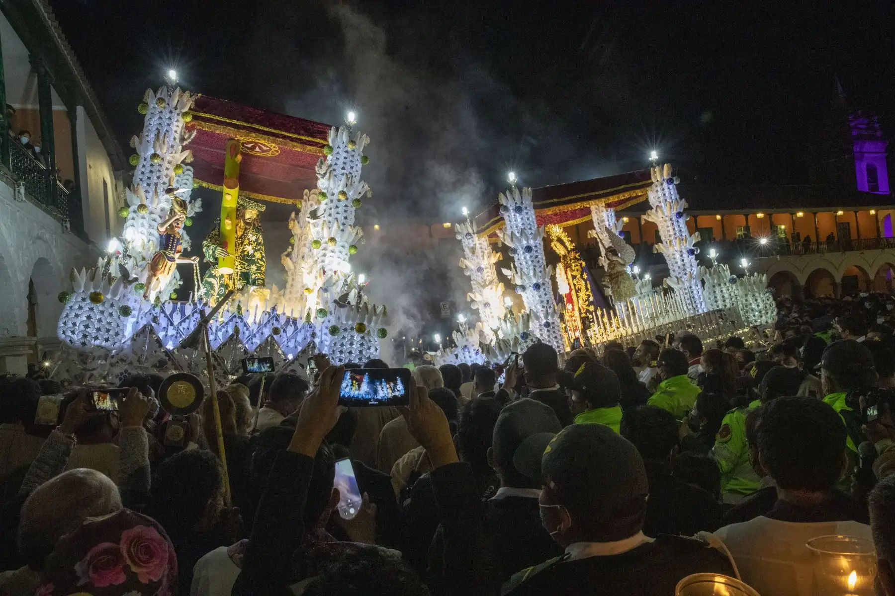 El sobrecogedor momento en que las imágenes de la Virgen Dolorosa y Jesús Nazareno se encuentran en la calle Amargura, en la ciudad de Ayacucho como parte de los rituales por Semana Santa. Foto: ANDINA/Carla Patiño Ramírez.