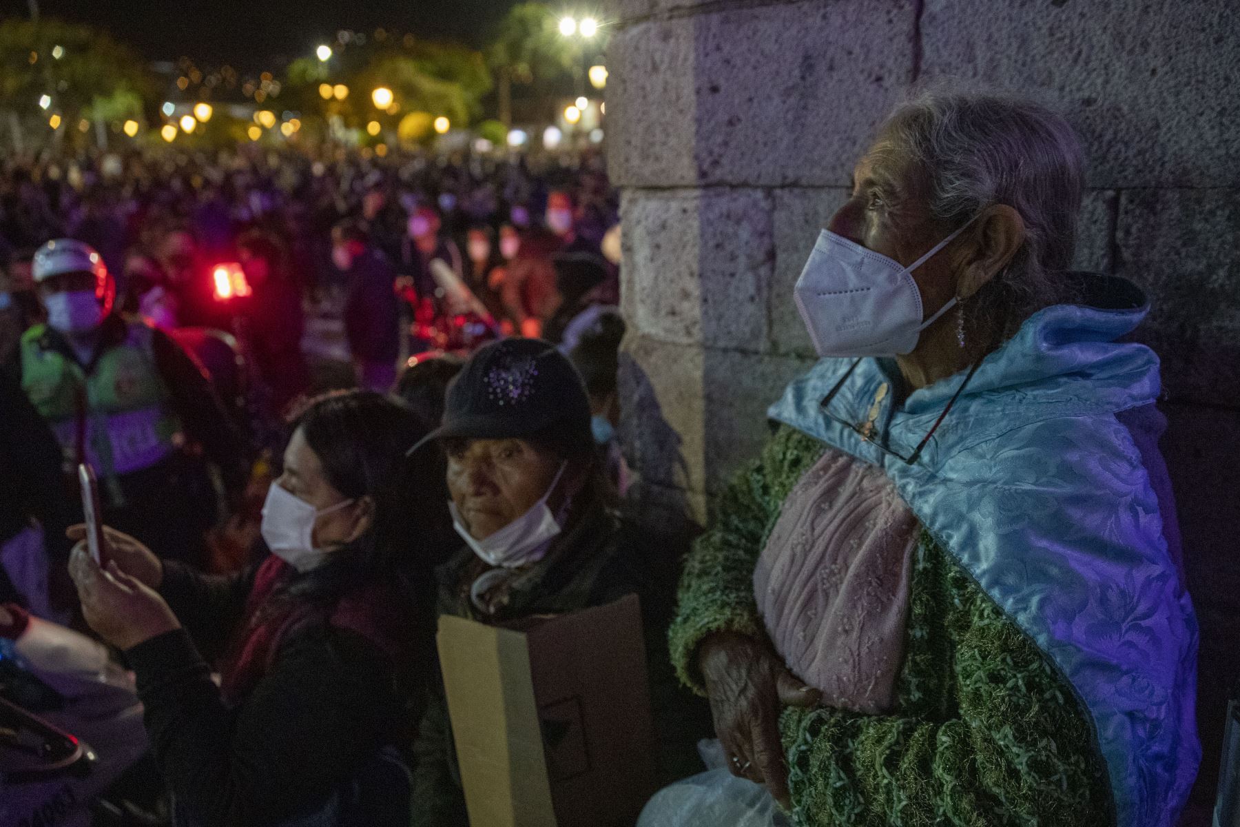Las personas aprovechaban para visitar y orar en la catedral de Ayacucho, que vestida de luces moradas, esperaba el paso de las procesiones.  Foto: ANDINA/ Carla Patiño