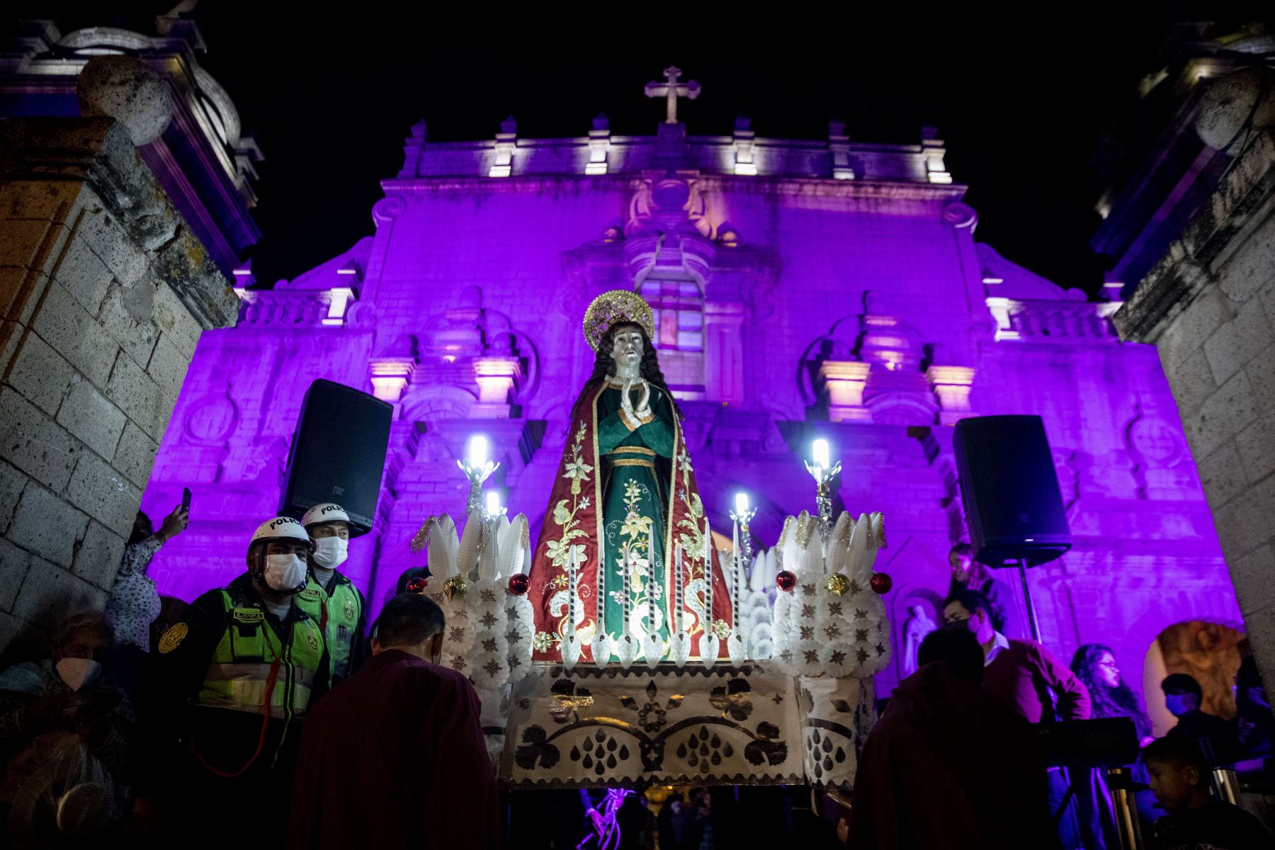 Las personas aprovechaban para visitar y orar en la catedral de Ayacucho, que vestida de luces moradas, esperaba el paso de las procesiones.  Foto: ANDINA/ Carla Patiño