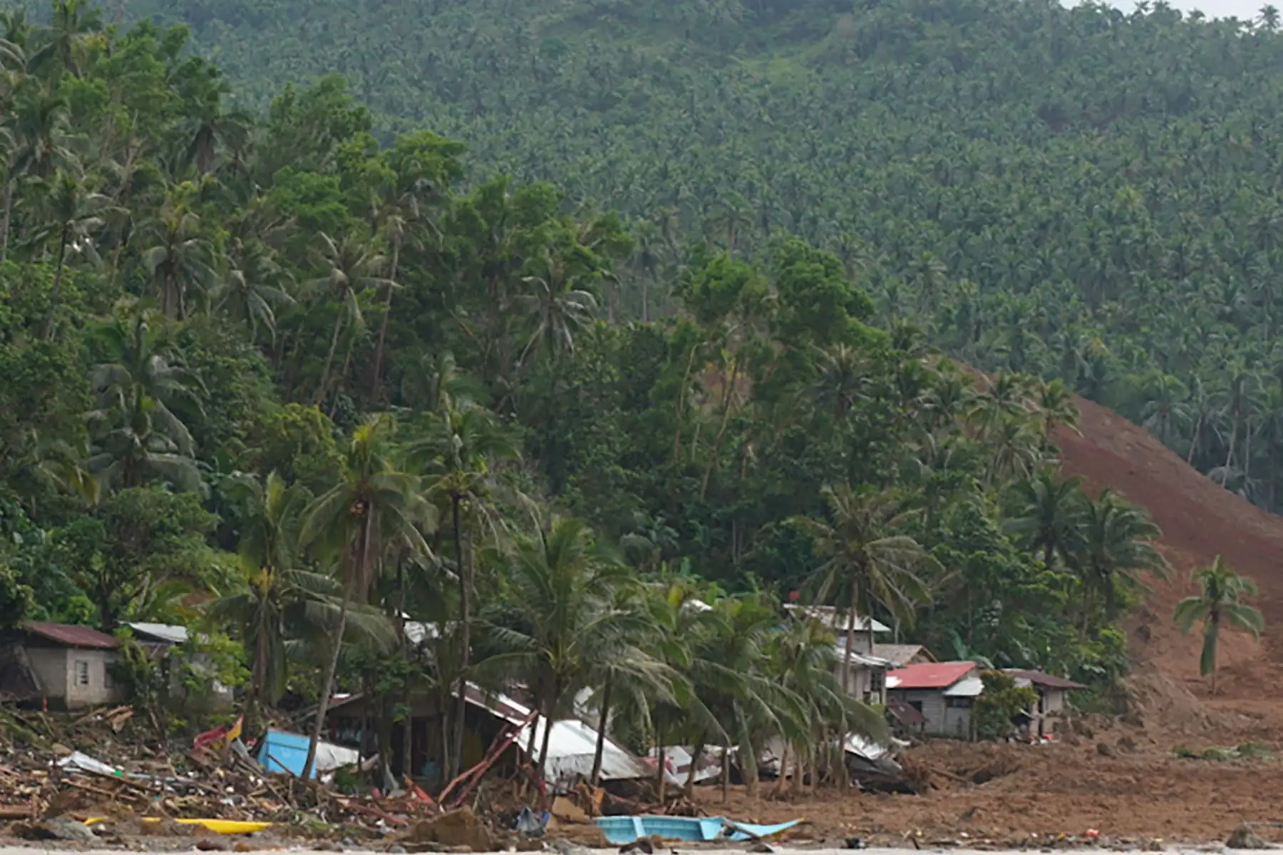 Vista aérea muestra casas destruidas y la ladera de una montaña derrumbada a lo largo de la costa en el pueblo de Pilar, ciudad de Abuyog, provincia de Leyte. Foto: AFP