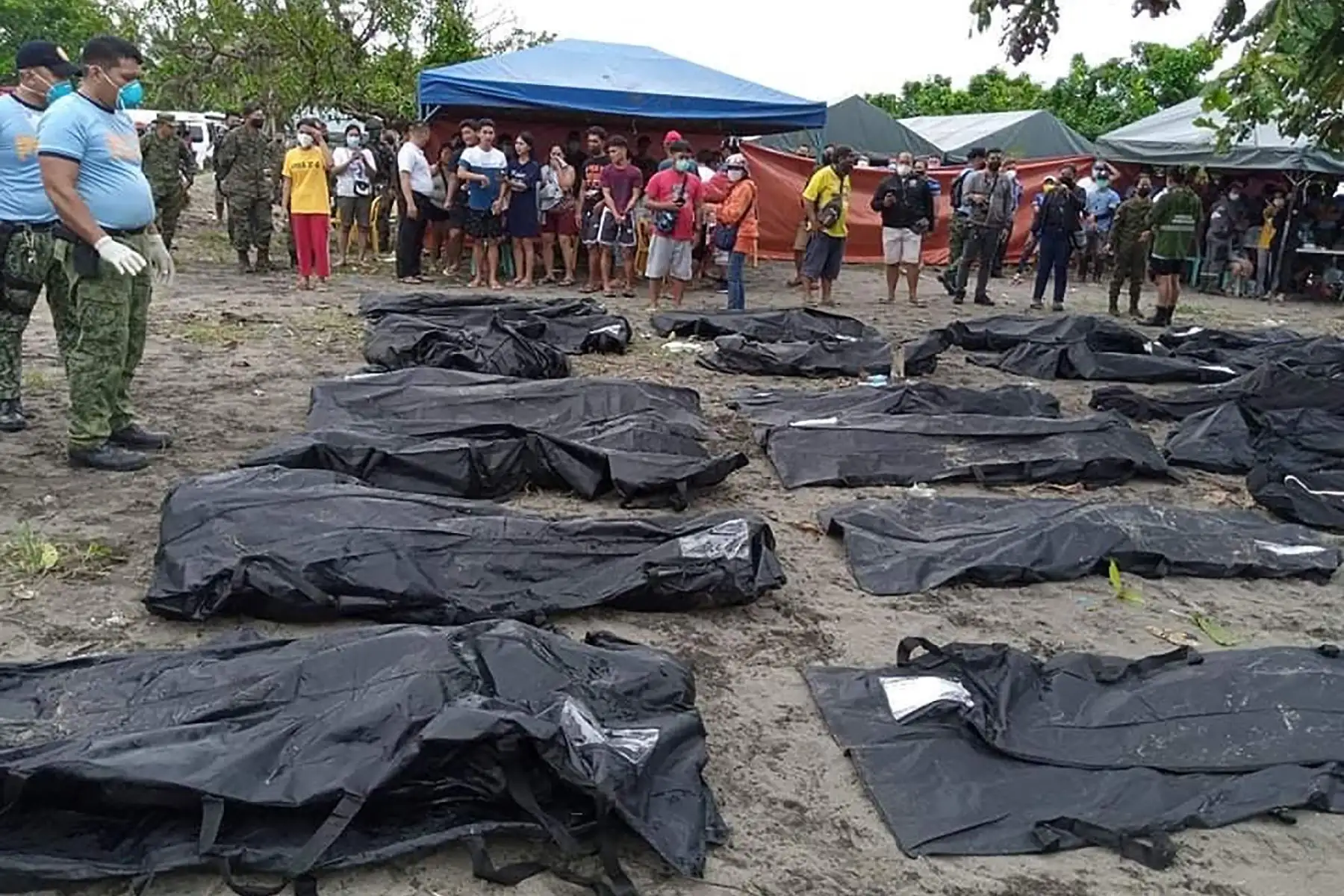 Residentes lloran junto a las víctimas de un deslizamiento de tierra que azotó la aldea de Pilar en la ciudad de Abuyog. Foto: AFP
