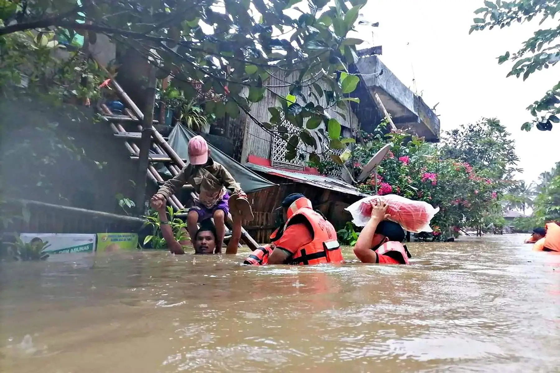Residentes son evacuados de sus casas inundadas en la ciudad de Panitan, provincia de Capiz, cuando las fuertes lluvias provocadas por la tormenta tropical Megi. Foto: AFP