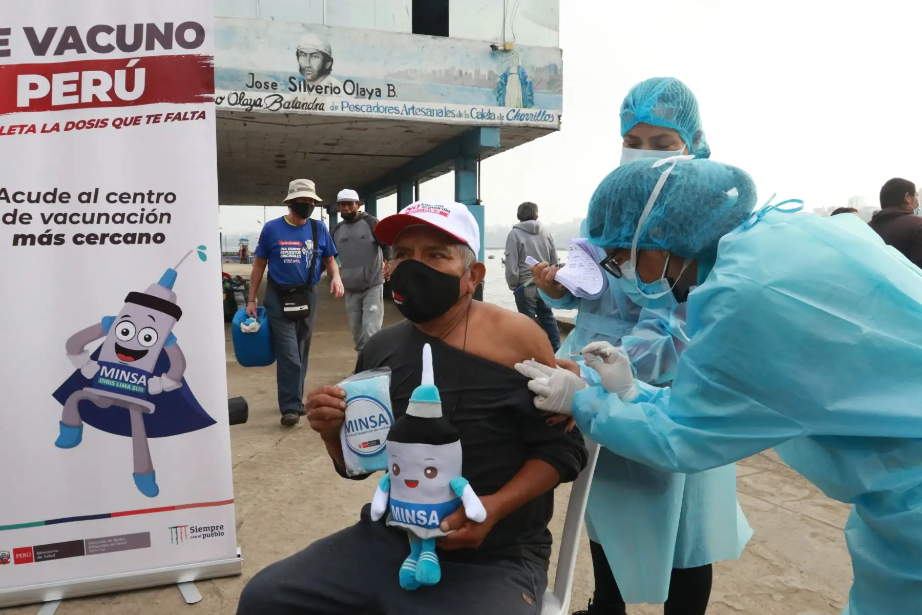 Vacunación a pescadores, comerciantes y transeúntes contra la Covid-19 en el terminal pesquero de chorrillos en playa Los Pescadores. Foto: ANDINA/ Héctor Vinces