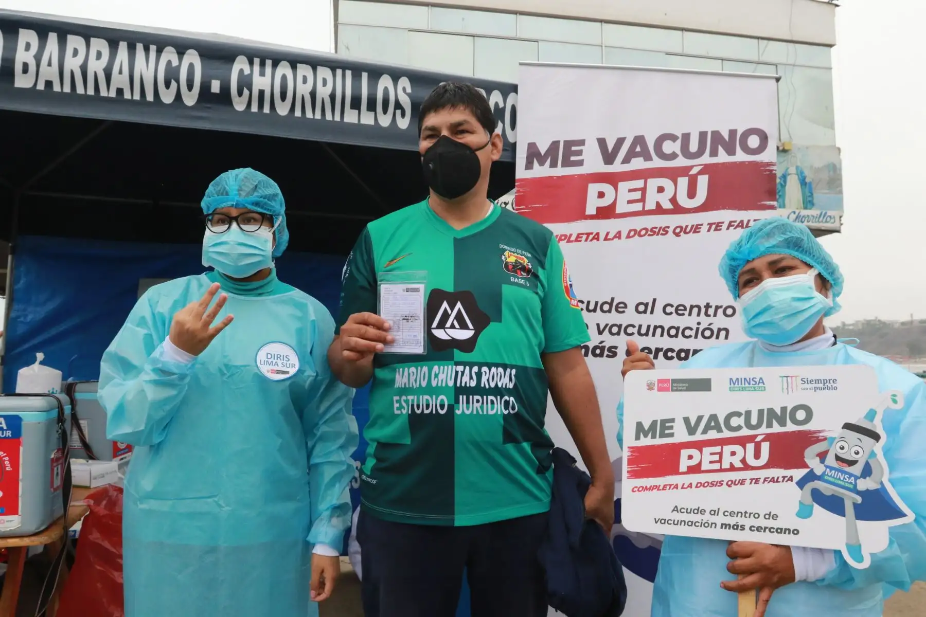 Vacunación a pescadores, comerciantes y transeúntes contra la Covid-19 en el terminal pesquero de chorrillos en playa Los Pescadores. Foto: ANDINA/ Héctor Vinces