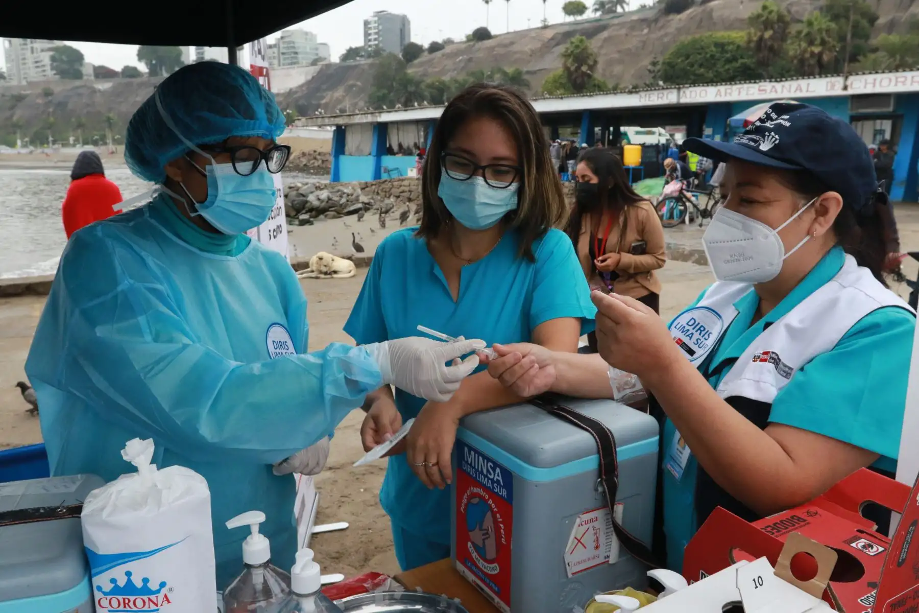 Vacunación a pescadores, comerciantes y transeúntes contra la Covid-19 en el terminal pesquero de chorrillos en playa Los Pescadores. Foto: ANDINA/ Héctor Vinces