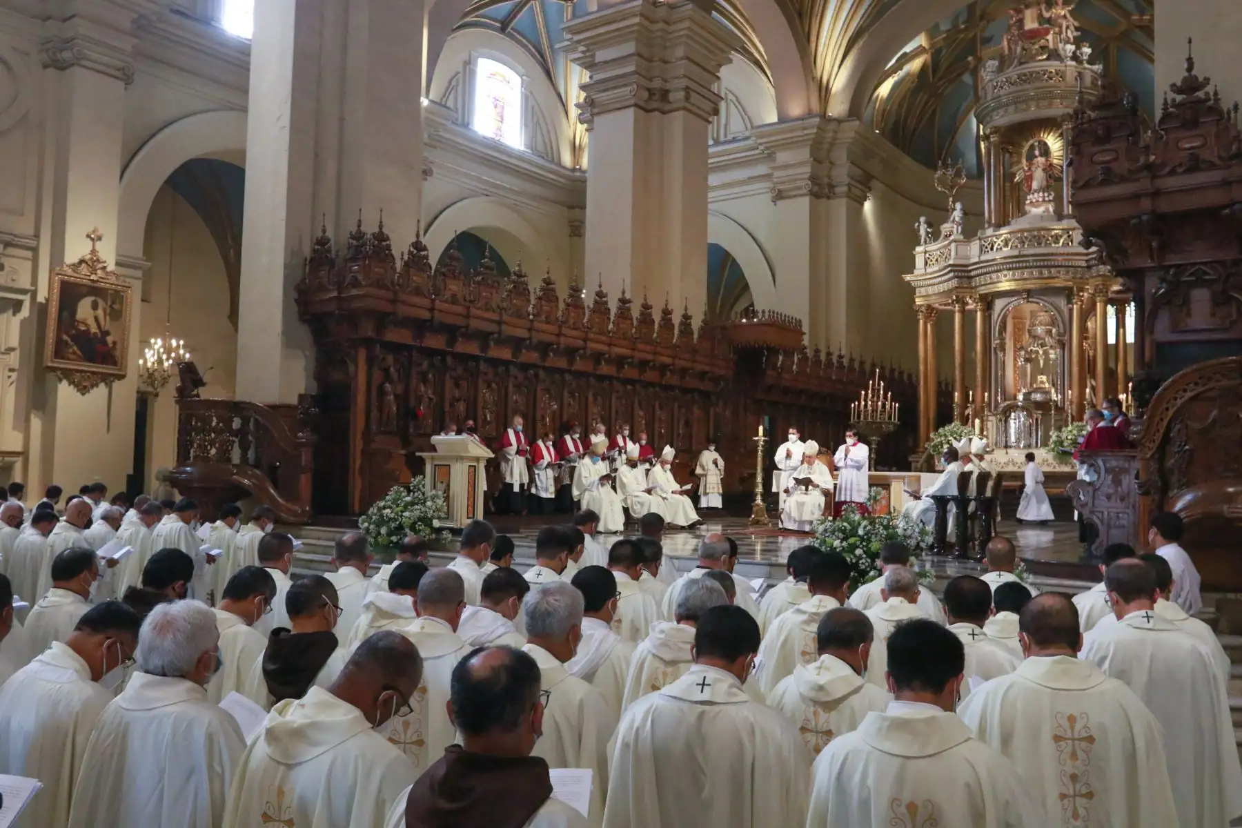 El arzobispo de Lima, Carlos Castillo, oficia la Misa de Jueves Santo en la Catedral de Lima. Foto: ANDINA/ Héctor Vinces