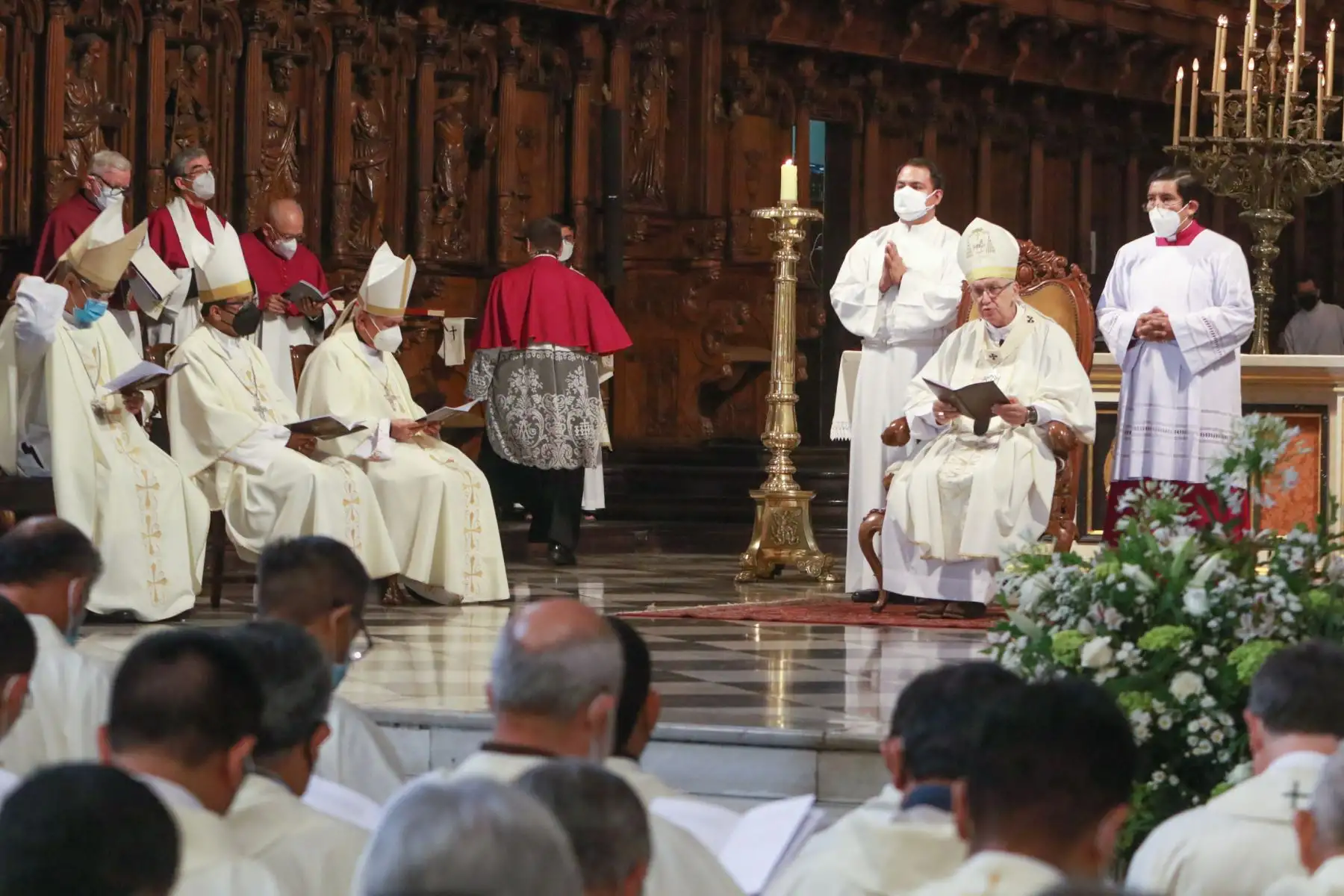 El arzobispo de Lima, Carlos Castillo, oficia la Misa de Jueves Santo en la Catedral de Lima. Foto: ANDINA/ Héctor Vinces
