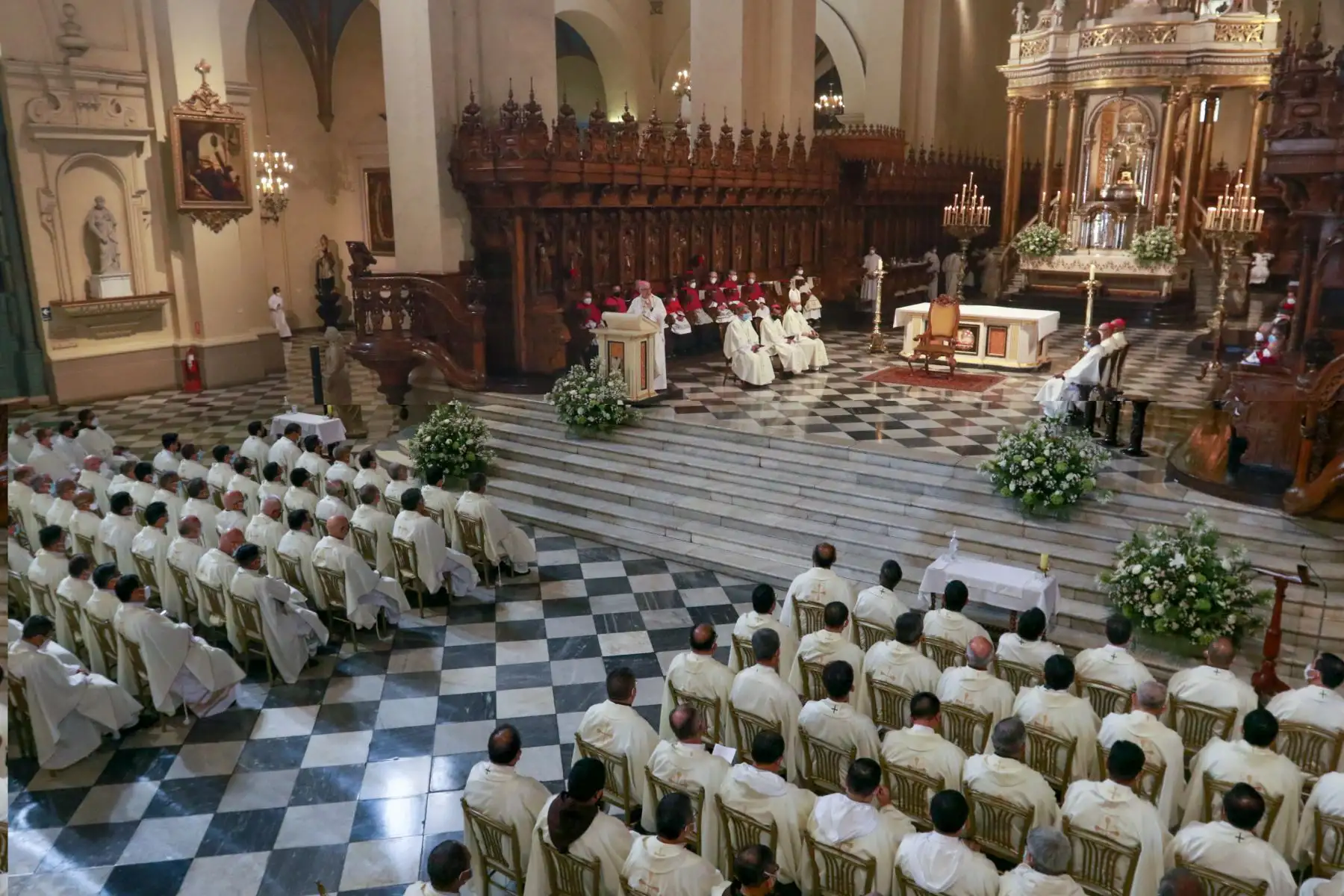 El arzobispo de Lima, Carlos Castillo, oficia la Misa de Jueves Santo en la Catedral de Lima. Foto: ANDINA/ Héctor Vinces