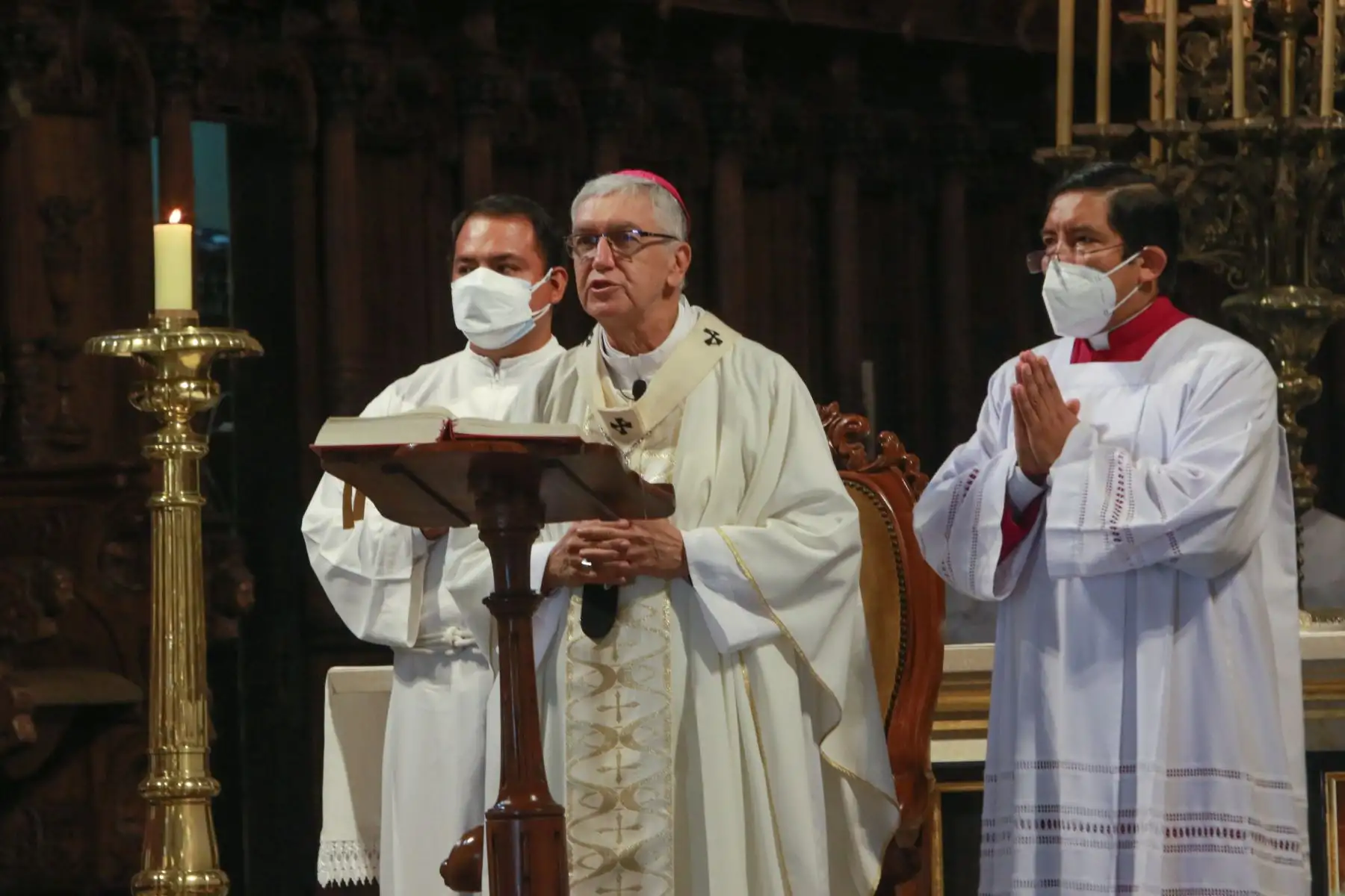 El arzobispo de Lima, Carlos Castillo, oficia la Misa de Jueves Santo en la Catedral de Lima. Foto: ANDINA/ Héctor Vinces