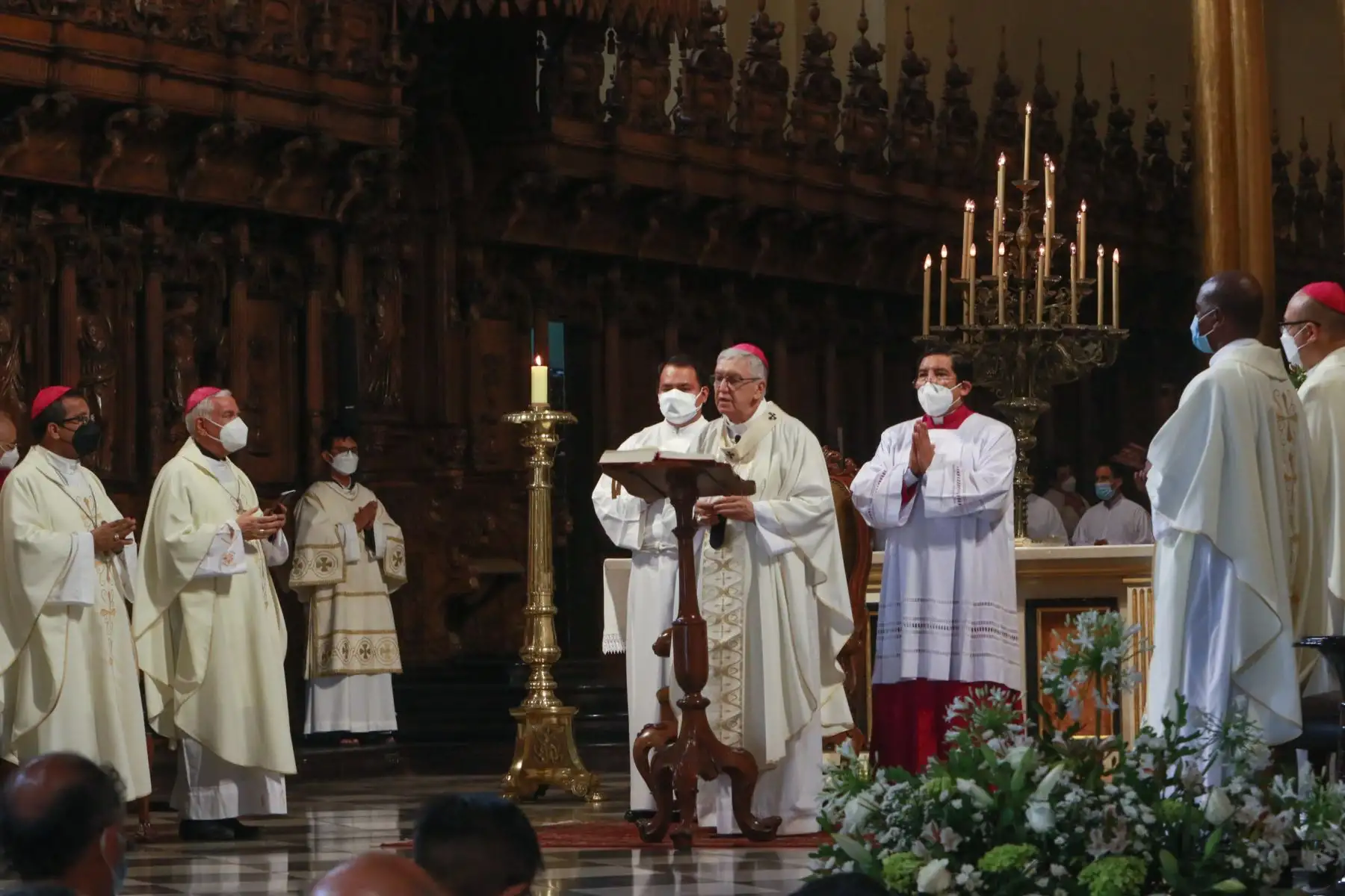 El arzobispo de Lima, Carlos Castillo, oficia la Misa de Jueves Santo en la Catedral de Lima. Foto: ANDINA/ Héctor Vinces
