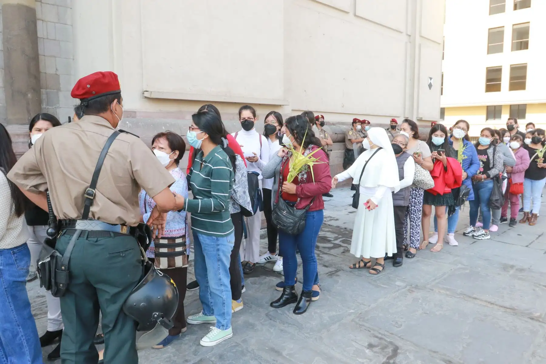 Fieles asisten a la Misa de Jueves Santo en la Catedral de Lima. Foto: ANDINA/ Héctor Vinces