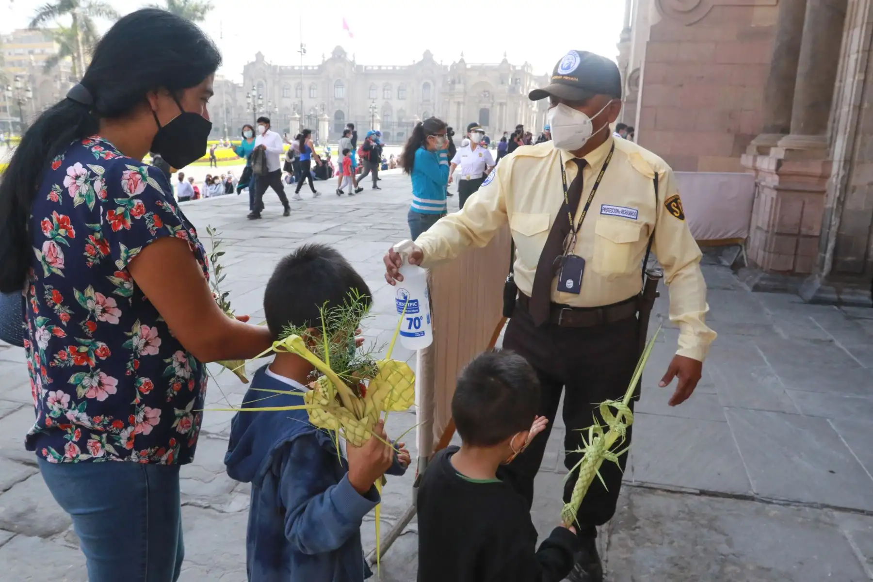 Familias asisten a la Misa de Jueves Santo en la Catedral de Lima. Foto: ANDINA/ Héctor Vinces