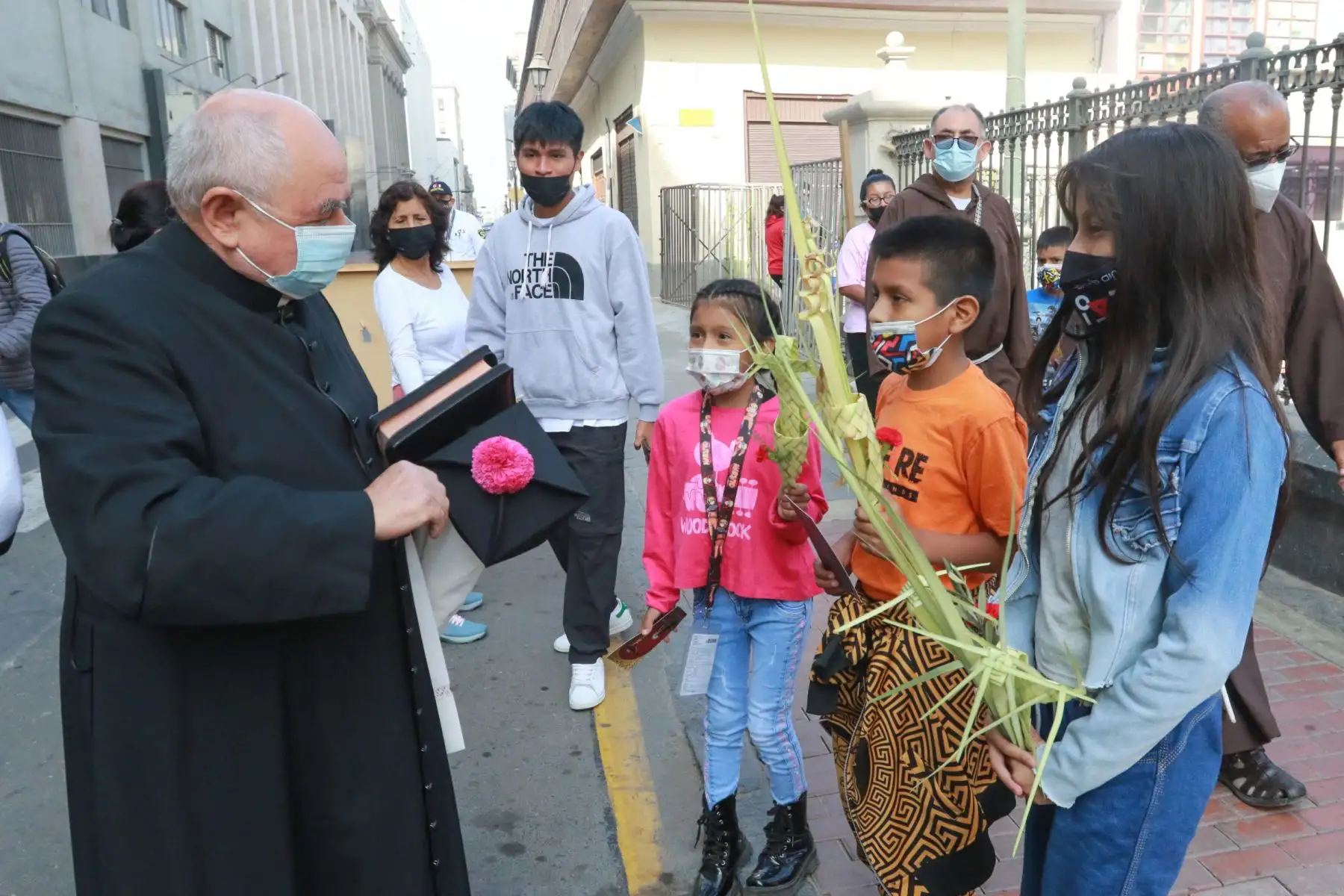 Niños asisten a la Misa de Jueves Santo en la Catedral de Lima. Foto: ANDINA/ Héctor Vinces