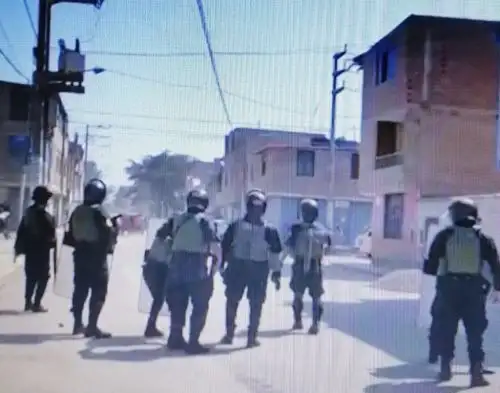 Policía Nacional de Lambayeque refuerza seguridad en módulo de justicia de José Leonardo Ortiz para frenar ataque de pobladores que quieren linchar a José Enríquez, acusado de secuestrar y violar a niña de 3 años. Foto: Captura TV