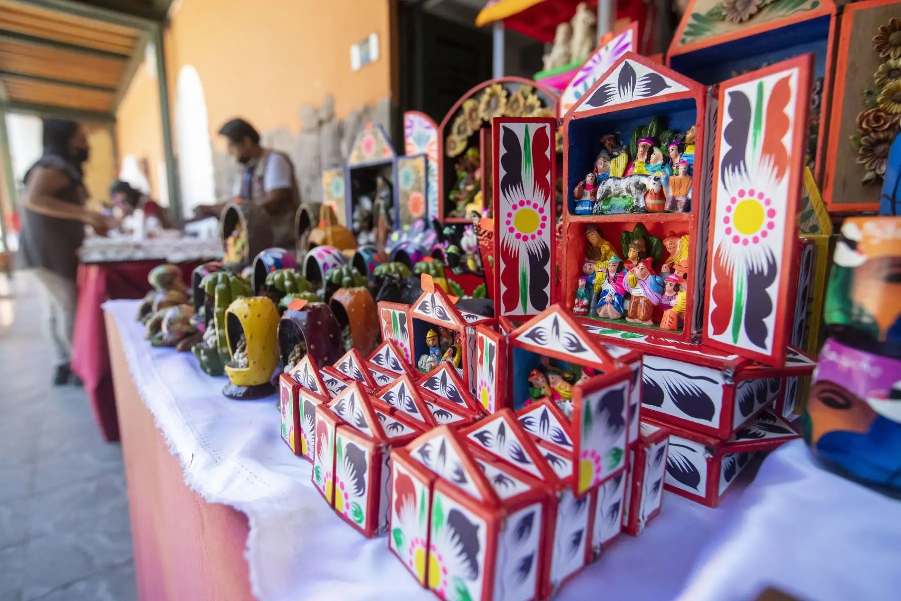 Hoy jueves santo las calles de Ayacucho se llenan de fieles y turistas que acuden a las iglesias y aprovechan en conocer la ciudad, paseando por ferias artesanales y los lugares turísticos. 
Foto: ANDINA/Carla Patiño