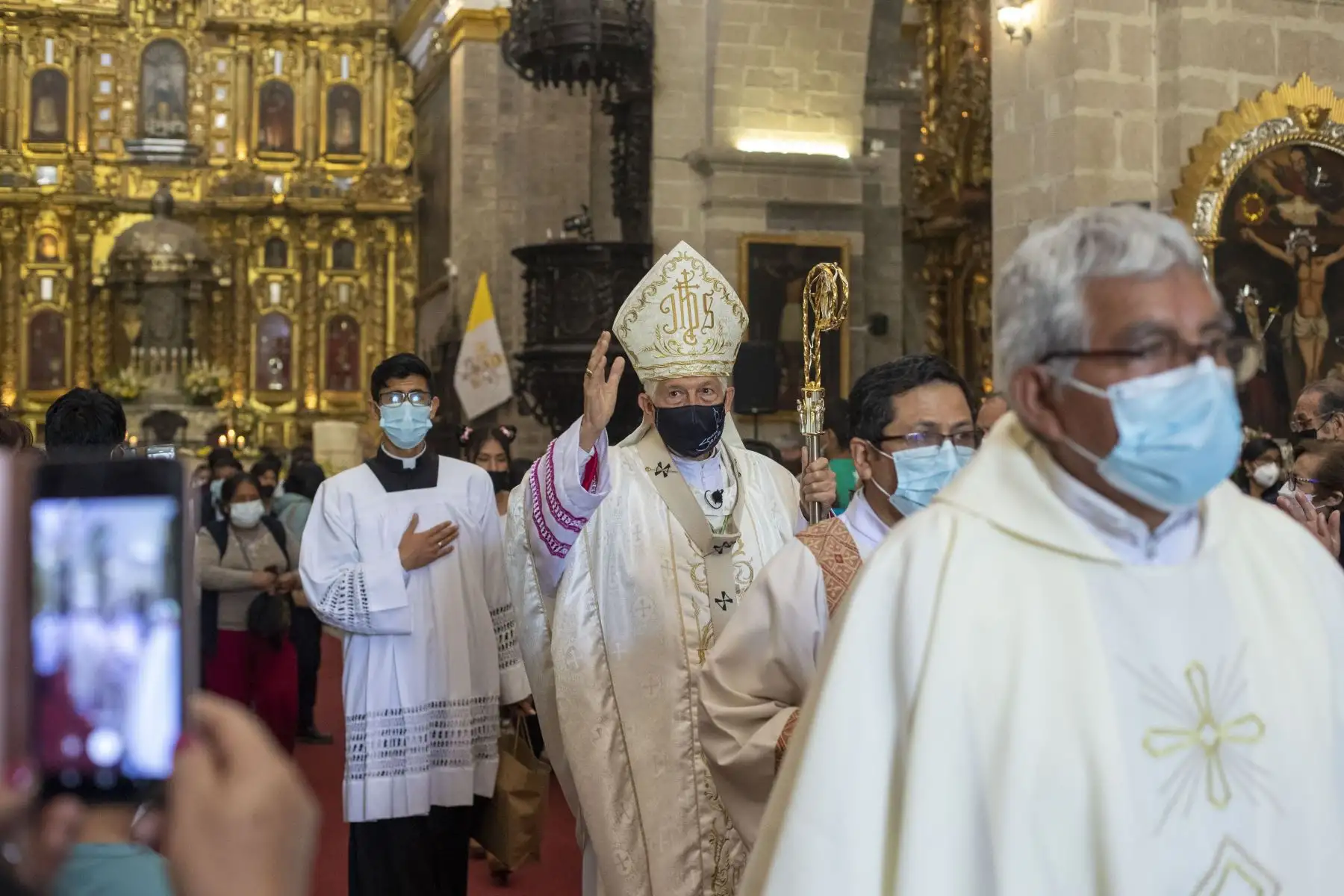 Hoy jueves santo las calles de Ayacucho se llenan de fieles y turistas que acuden a las iglesias y aprovechan en conocer la ciudad, paseando por ferias artesanales y los lugares turísticos. 
Foto: ANDINA/Carla Patiño
