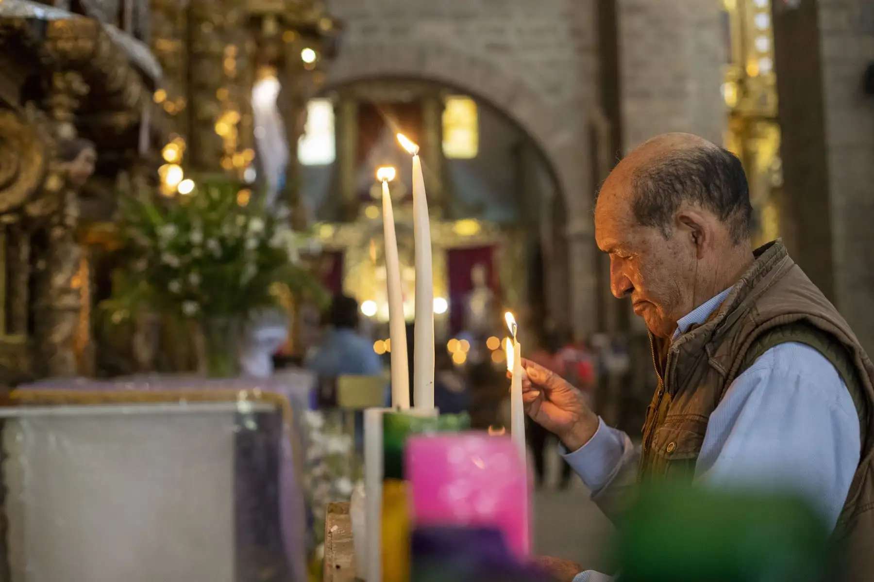 Hoy jueves santo las calles de Ayacucho se llenan de fieles y turistas que acuden a las iglesias y aprovechan en conocer la ciudad, paseando por ferias artesanales y los lugares turísticos. 
Foto: ANDINA/Carla Patiño