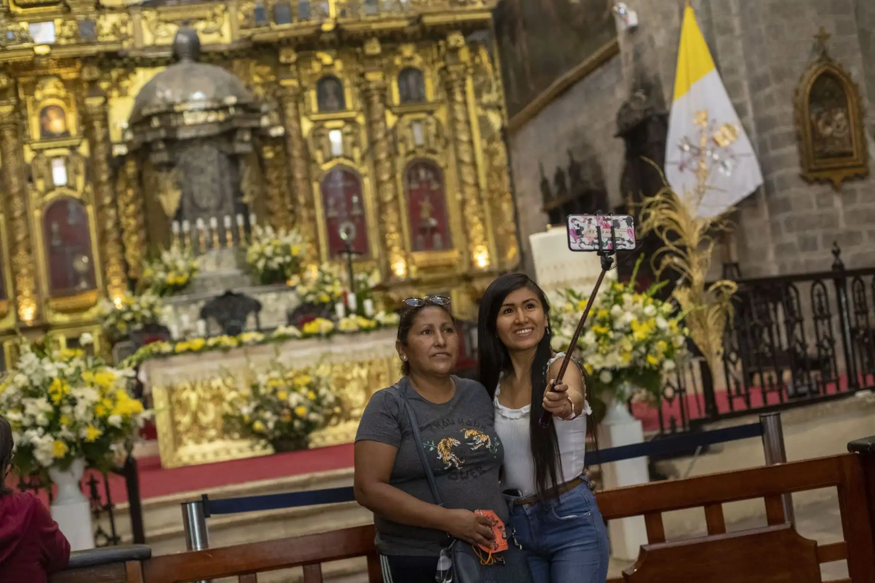 Hoy jueves santo las calles de Ayacucho se llenan de fieles y turistas que acuden a las iglesias y aprovechan en conocer la ciudad, paseando por ferias artesanales y los lugares turísticos. 
Foto: ANDINA/Carla Patiño