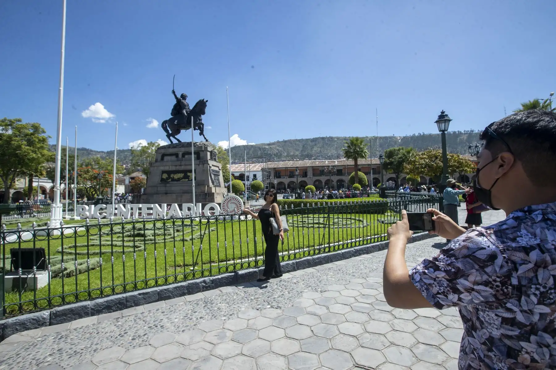 Hoy jueves santo las calles de Ayacucho se llenan de fieles y turistas que acuden a las iglesias y aprovechan en conocer la ciudad, paseando por ferias artesanales y los lugares turísticos. 
Foto: ANDINA/Carla Patiño