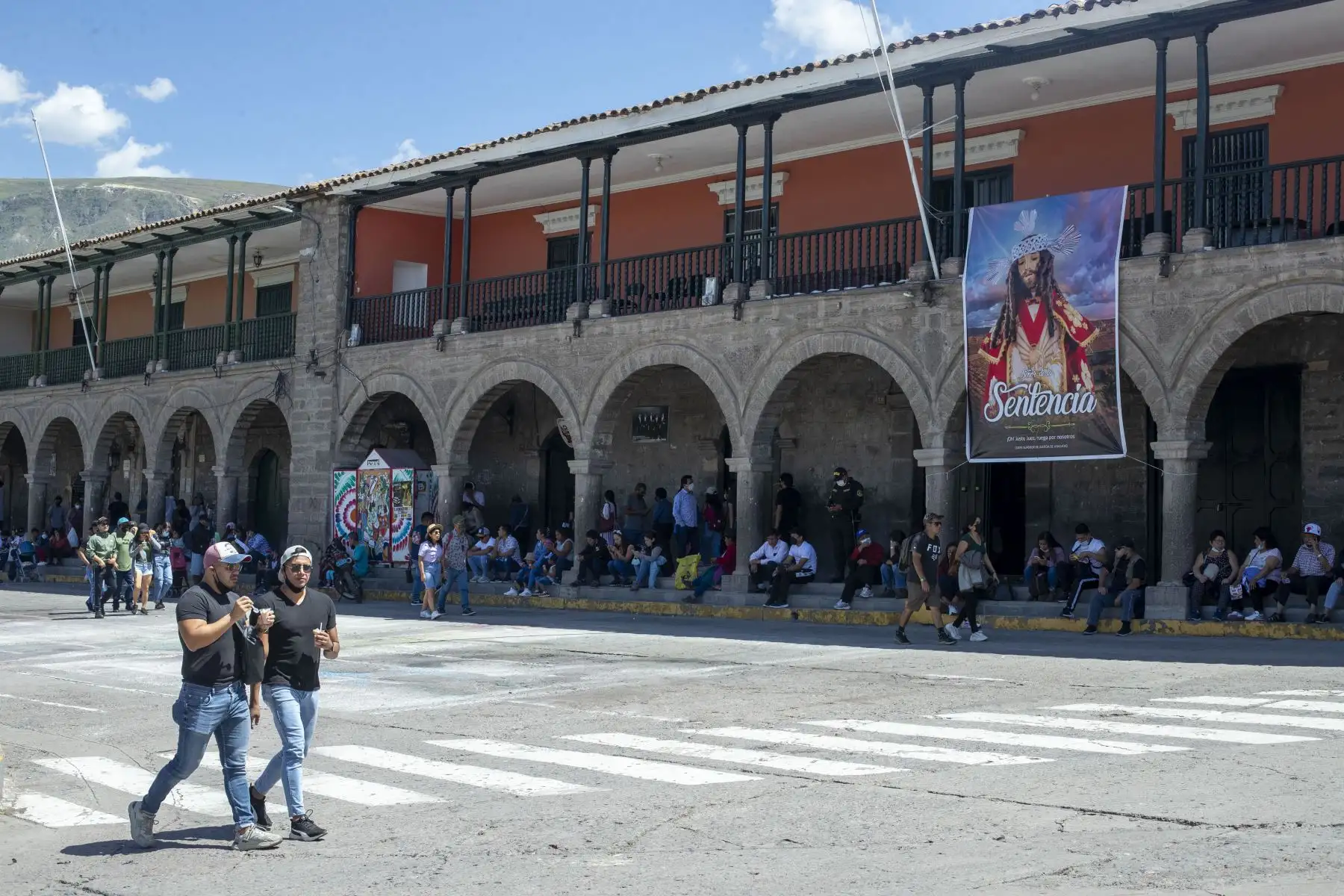 Hoy jueves santo las calles de Ayacucho se llenan de fieles y turistas que acuden a las iglesias y aprovechan en conocer la ciudad, paseando por ferias artesanales y los lugares turísticos. 
Foto: ANDINA/Carla Patiño