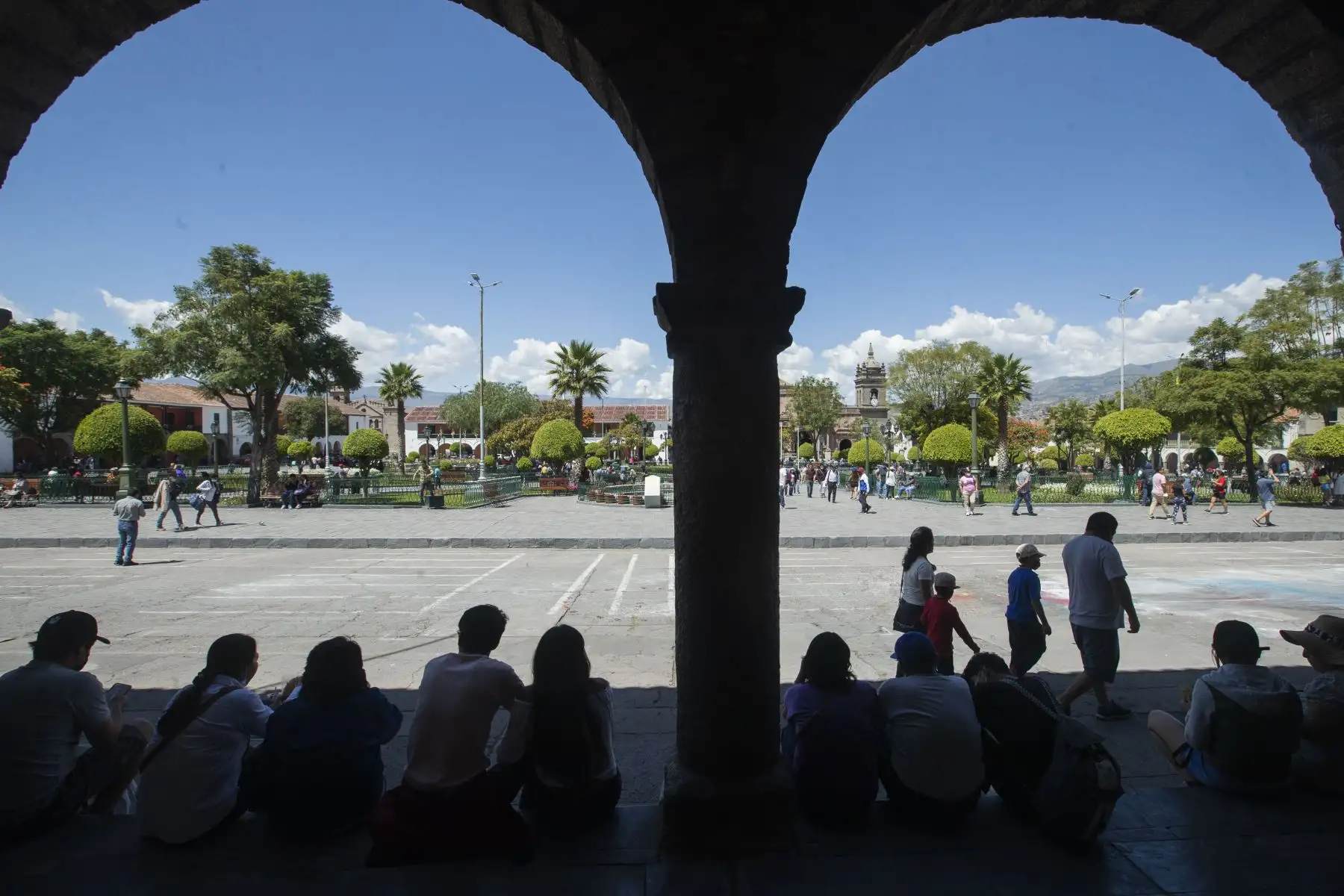 Hoy jueves santo las calles de Ayacucho se llenan de fieles y turistas que acuden a las iglesias y aprovechan en conocer la ciudad, paseando por ferias artesanales y los lugares turísticos. 
Foto: ANDINA/Carla Patiño